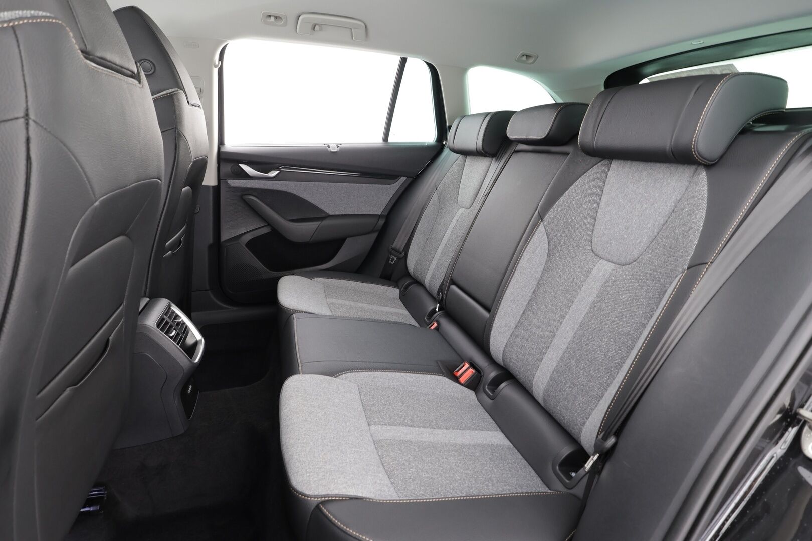 SKODA OCTAVIA 2025 Selection 2.0 TDi 110kW DSG * ACC / Koukku / Webasto / Matrix-LED / 360-kamera / Muistipenkit / Keyless*