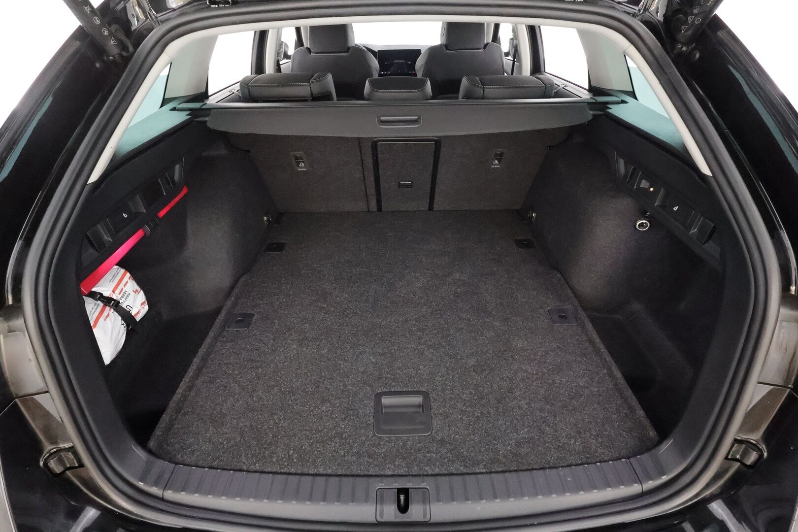 SKODA OCTAVIA 2025 Selection 2.0 TDi 110kW DSG * ACC / Koukku / Webasto / Matrix-LED / 360-kamera / Muistipenkit / Keyless*