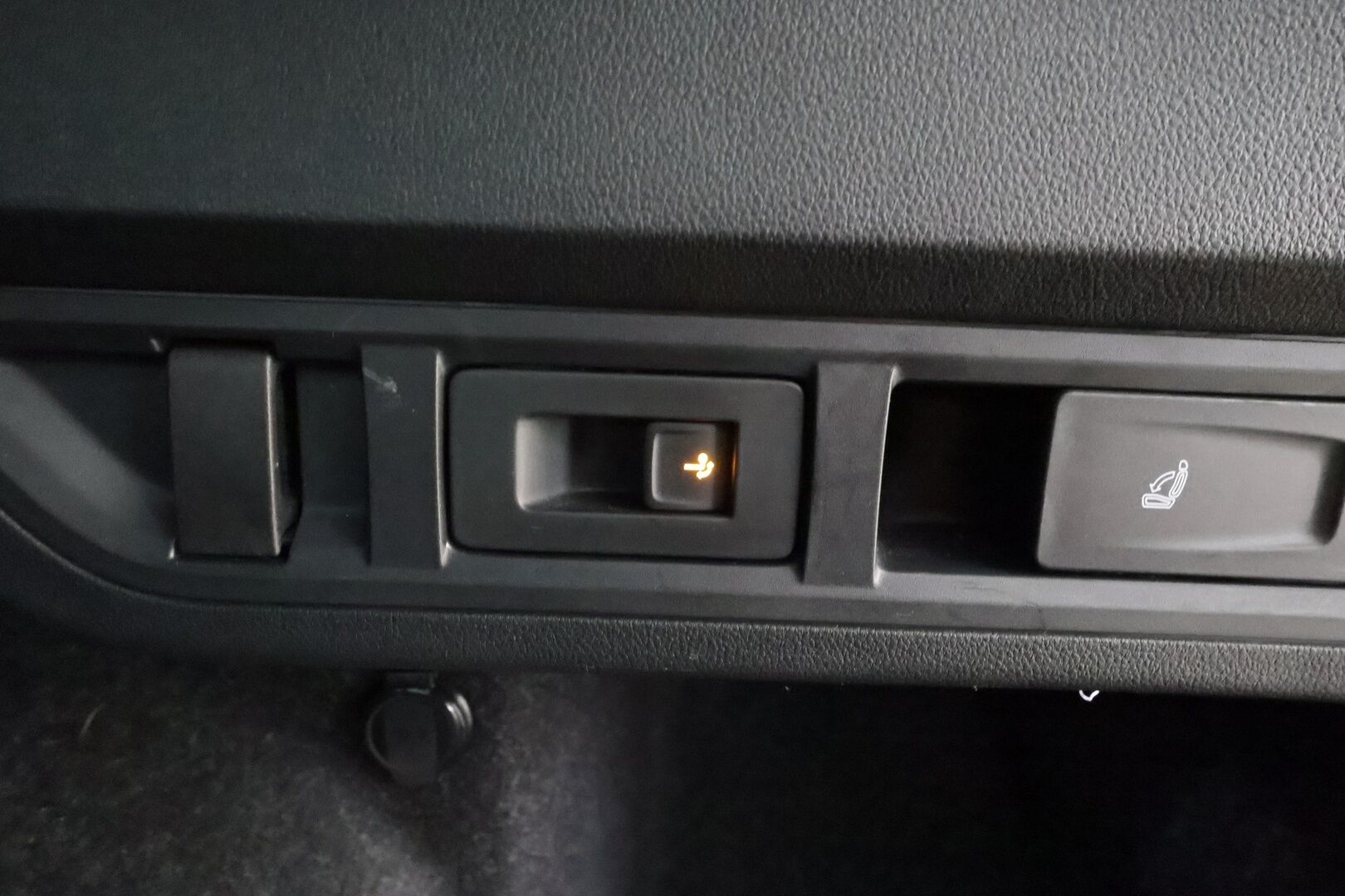 SKODA OCTAVIA 2022 RS Combi 2,0 TSI DSG * ACC / HUD / Webasto / Koukku / Matrix LED / Muistipenkit hieronnalla / P.kamera / Keyless * - Kahdet renkaat aluvanteilla