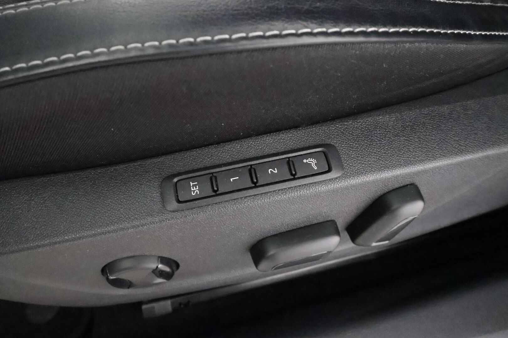 SKODA OCTAVIA 2022 RS Combi 2,0 TSI DSG * ACC / HUD / Webasto / Koukku / Matrix LED / Muistipenkit hieronnalla / P.kamera / Keyless * - Kahdet renkaat aluvanteilla