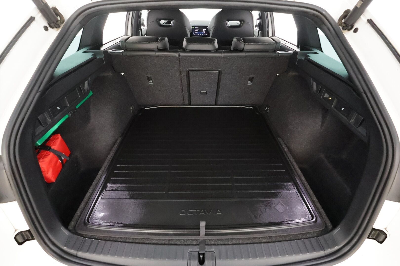 SKODA OCTAVIA 2022 RS Combi 2,0 TSI DSG * ACC / HUD / Webasto / Koukku / Matrix LED / Muistipenkit hieronnalla / P.kamera / Keyless * - Kahdet renkaat aluvanteilla