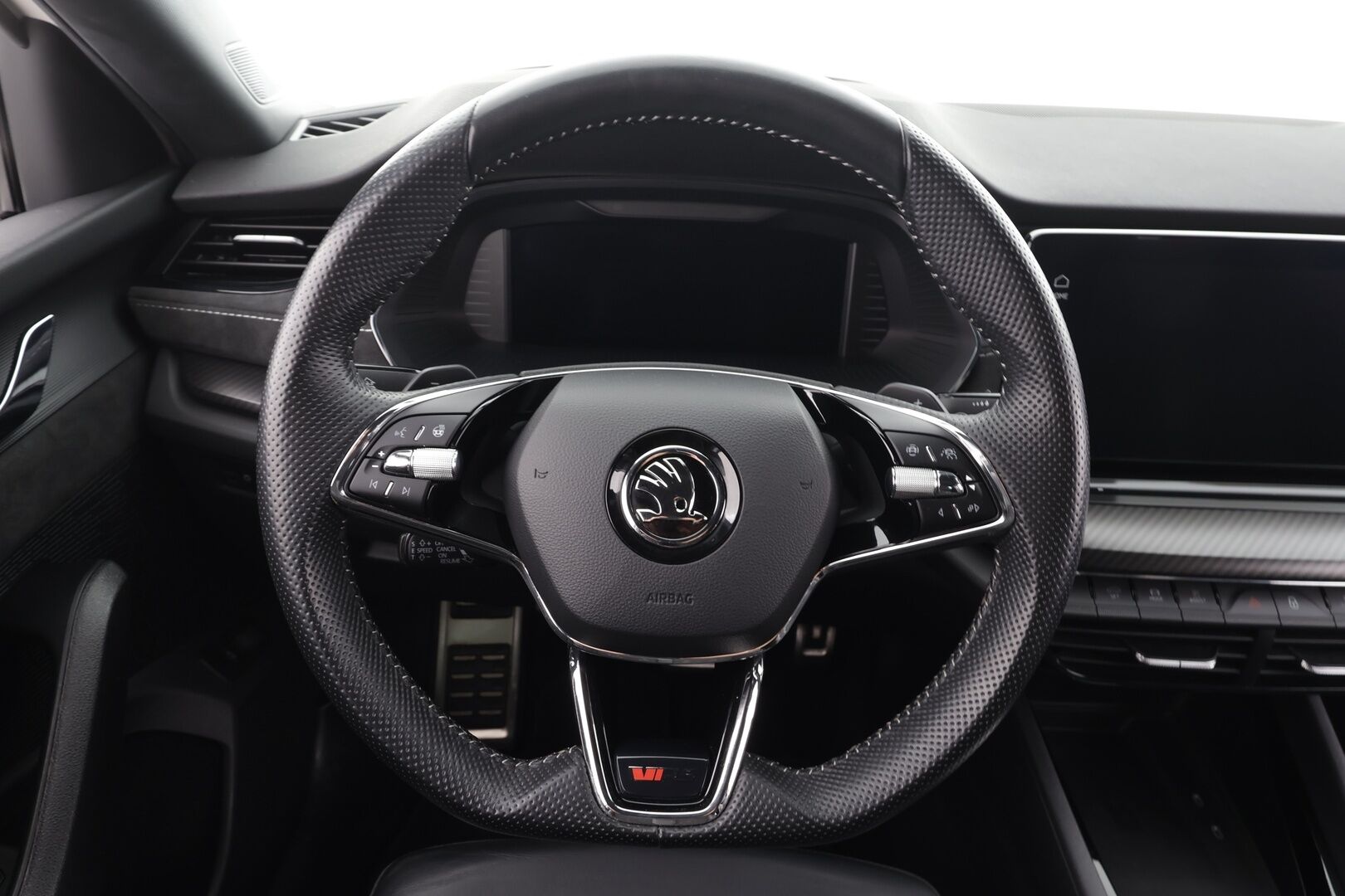 SKODA OCTAVIA 2022 RS Combi 2,0 TSI DSG * ACC / HUD / Webasto / Koukku / Matrix LED / Muistipenkit hieronnalla / P.kamera / Keyless * - Kahdet renkaat aluvanteilla