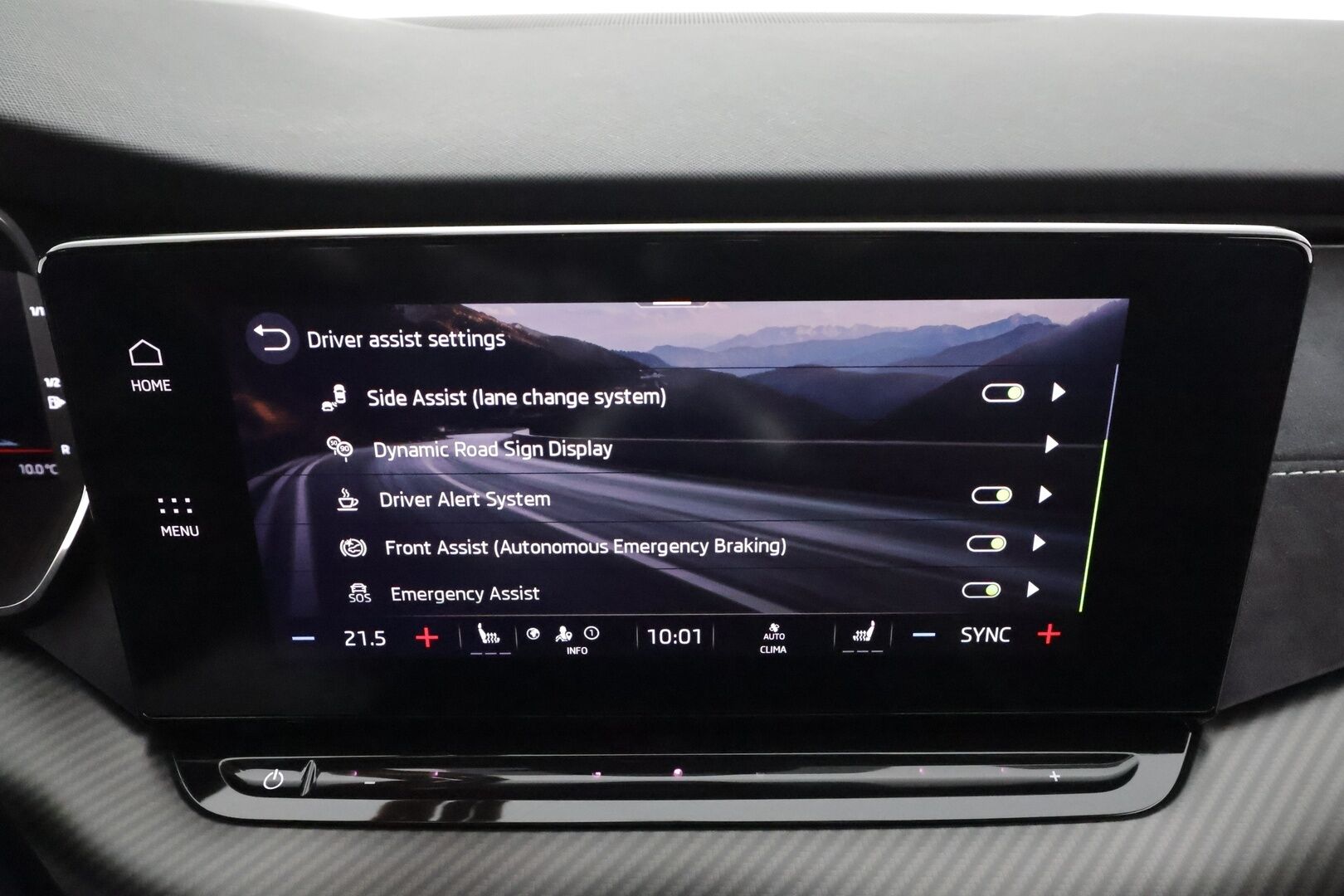 SKODA OCTAVIA 2022 RS Combi 2,0 TSI DSG * ACC / HUD / Webasto / Koukku / Matrix LED / Muistipenkit hieronnalla / P.kamera / Keyless * - Kahdet renkaat aluvanteilla