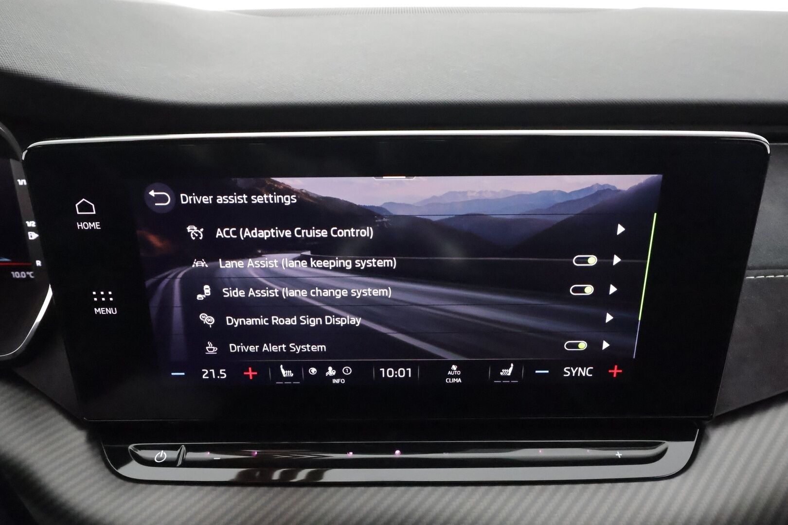 SKODA OCTAVIA 2022 RS Combi 2,0 TSI DSG * ACC / HUD / Webasto / Koukku / Matrix LED / Muistipenkit hieronnalla / P.kamera / Keyless * - Kahdet renkaat aluvanteilla