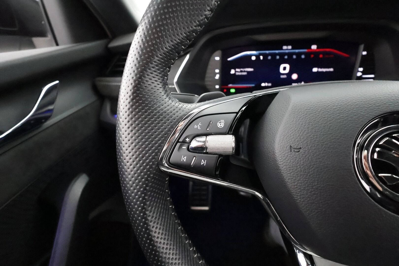 SKODA OCTAVIA 2022 RS Combi 2,0 TSI DSG * ACC / HUD / Webasto / Koukku / Matrix LED / Muistipenkit hieronnalla / P.kamera / Keyless * - Kahdet renkaat aluvanteilla