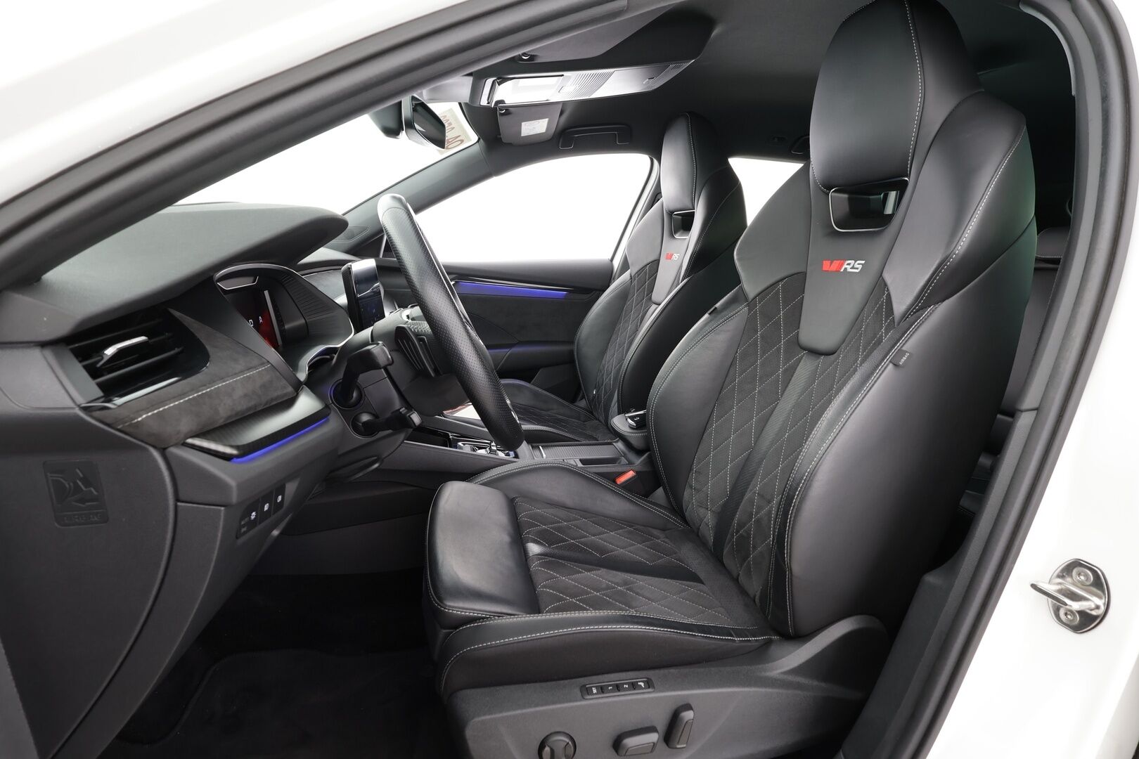 SKODA OCTAVIA 2022 RS Combi 2,0 TSI DSG * ACC / HUD / Webasto / Koukku / Matrix LED / Muistipenkit hieronnalla / P.kamera / Keyless * - Kahdet renkaat aluvanteilla