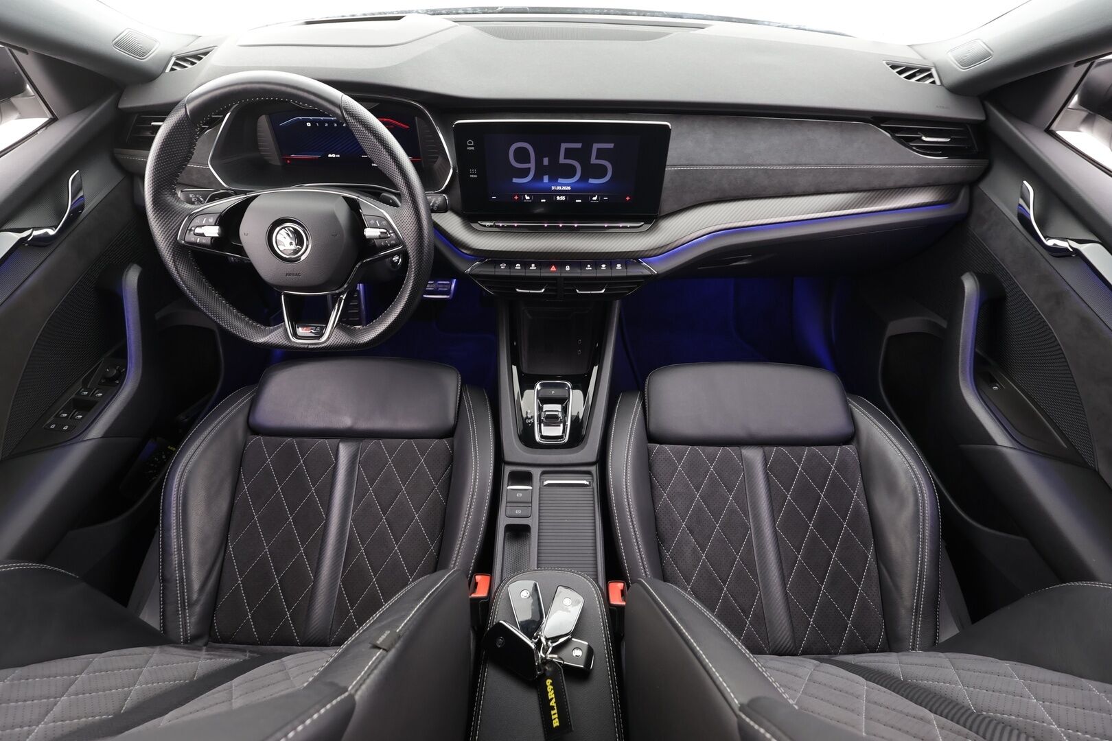 SKODA OCTAVIA 2022 RS Combi 2,0 TSI DSG * ACC / HUD / Webasto / Koukku / Matrix LED / Muistipenkit hieronnalla / P.kamera / Keyless * - Kahdet renkaat aluvanteilla