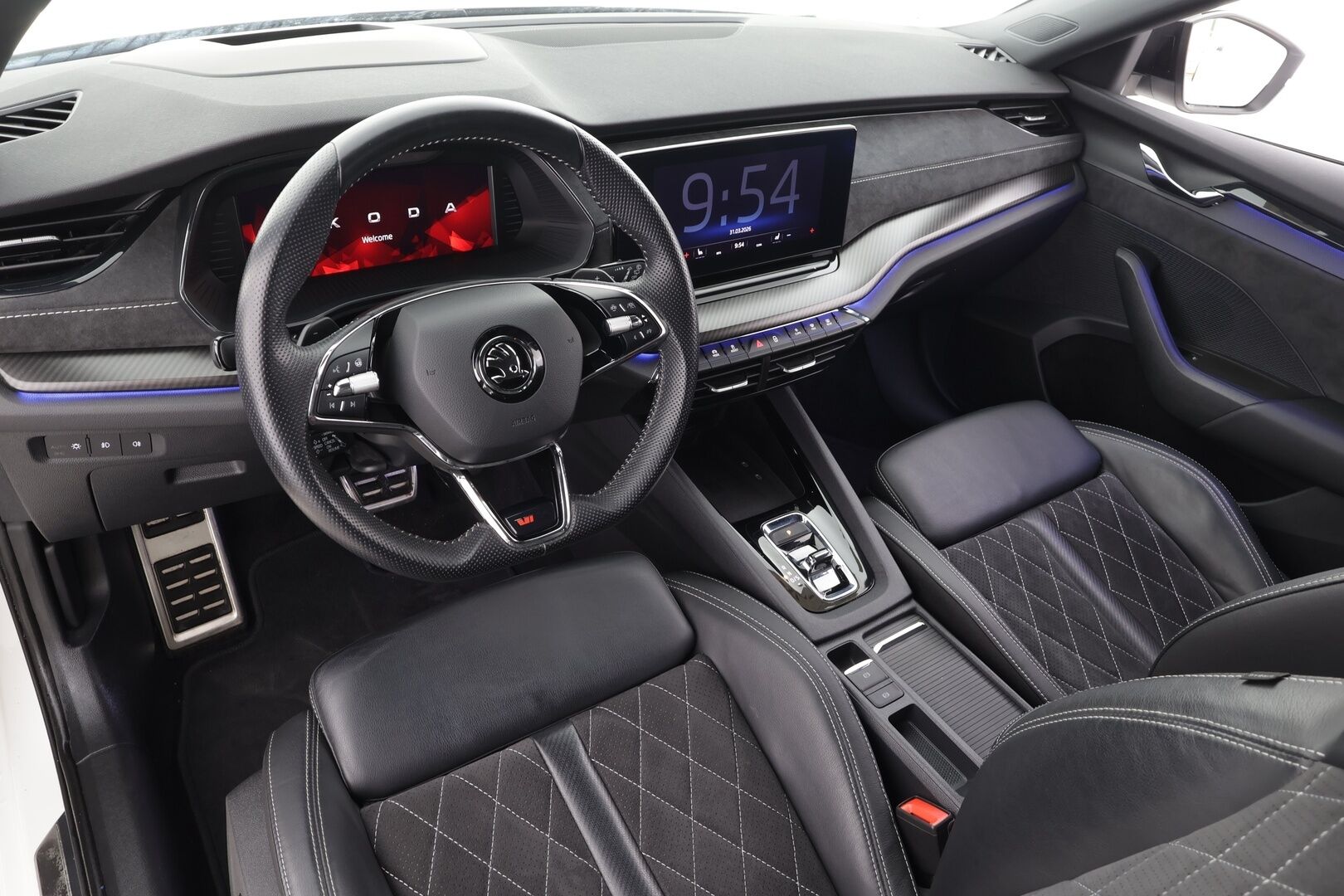 SKODA OCTAVIA 2022 RS Combi 2,0 TSI DSG * ACC / HUD / Webasto / Koukku / Matrix LED / Muistipenkit hieronnalla / P.kamera / Keyless * - Kahdet renkaat aluvanteilla