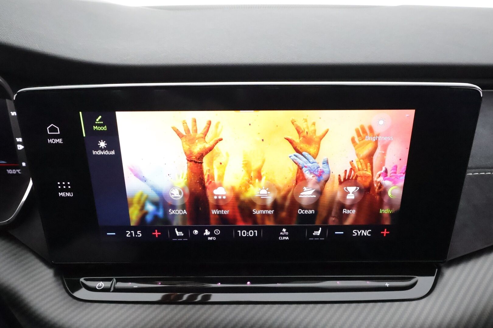 SKODA OCTAVIA 2022 RS Combi 2,0 TSI DSG * ACC / HUD / Webasto / Koukku / Matrix LED / Muistipenkit hieronnalla / P.kamera / Keyless * - Kahdet renkaat aluvanteilla