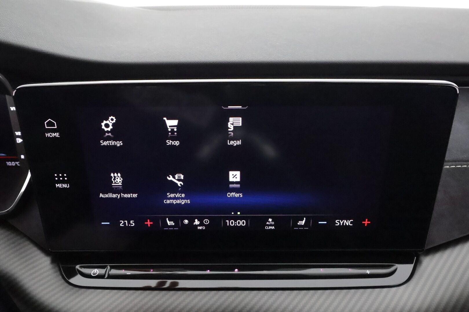 SKODA OCTAVIA 2022 RS Combi 2,0 TSI DSG * ACC / HUD / Webasto / Koukku / Matrix LED / Muistipenkit hieronnalla / P.kamera / Keyless * - Kahdet renkaat aluvanteilla