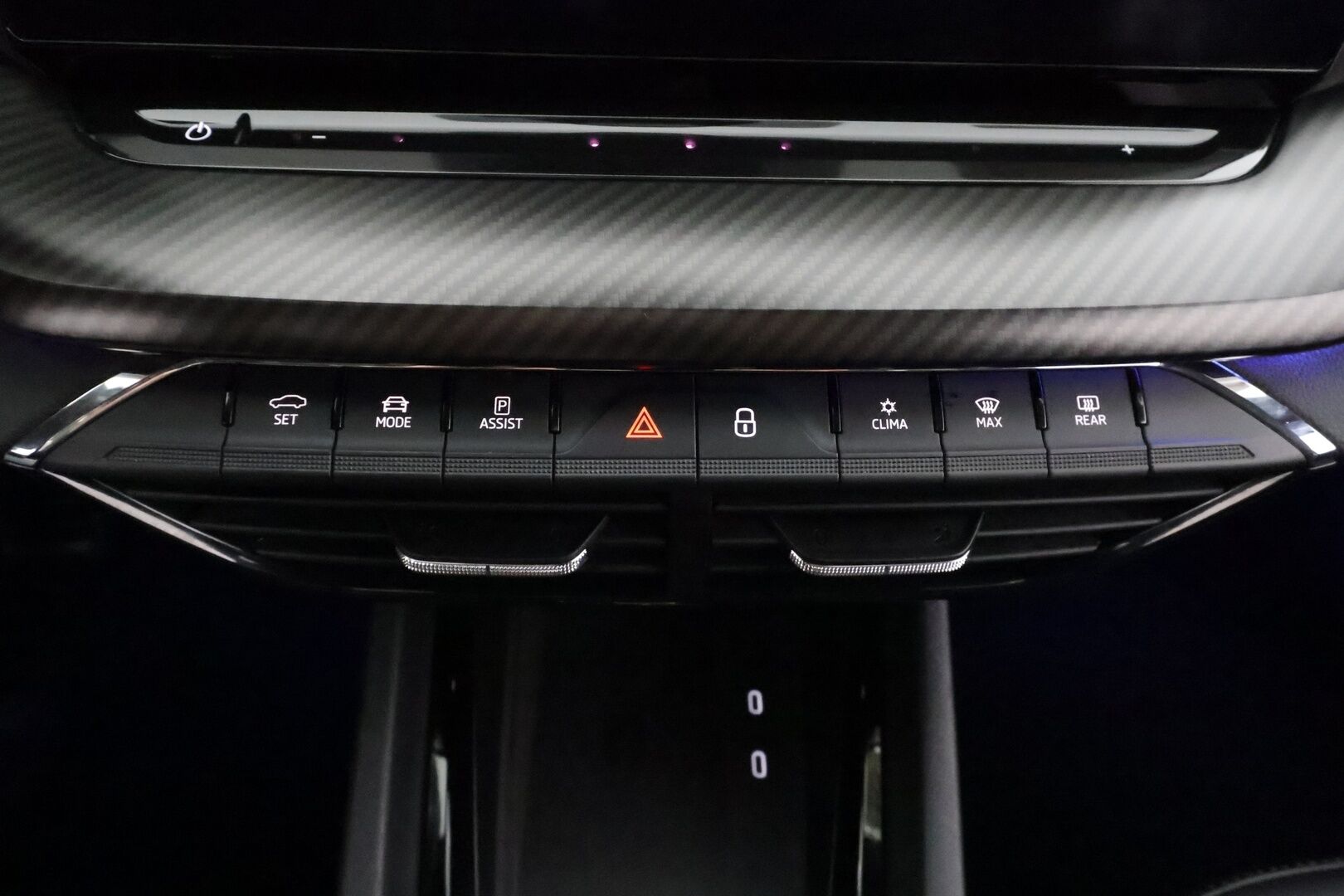 SKODA OCTAVIA 2022 RS Combi 2,0 TSI DSG * ACC / HUD / Webasto / Koukku / Matrix LED / Muistipenkit hieronnalla / P.kamera / Keyless * - Kahdet renkaat aluvanteilla
