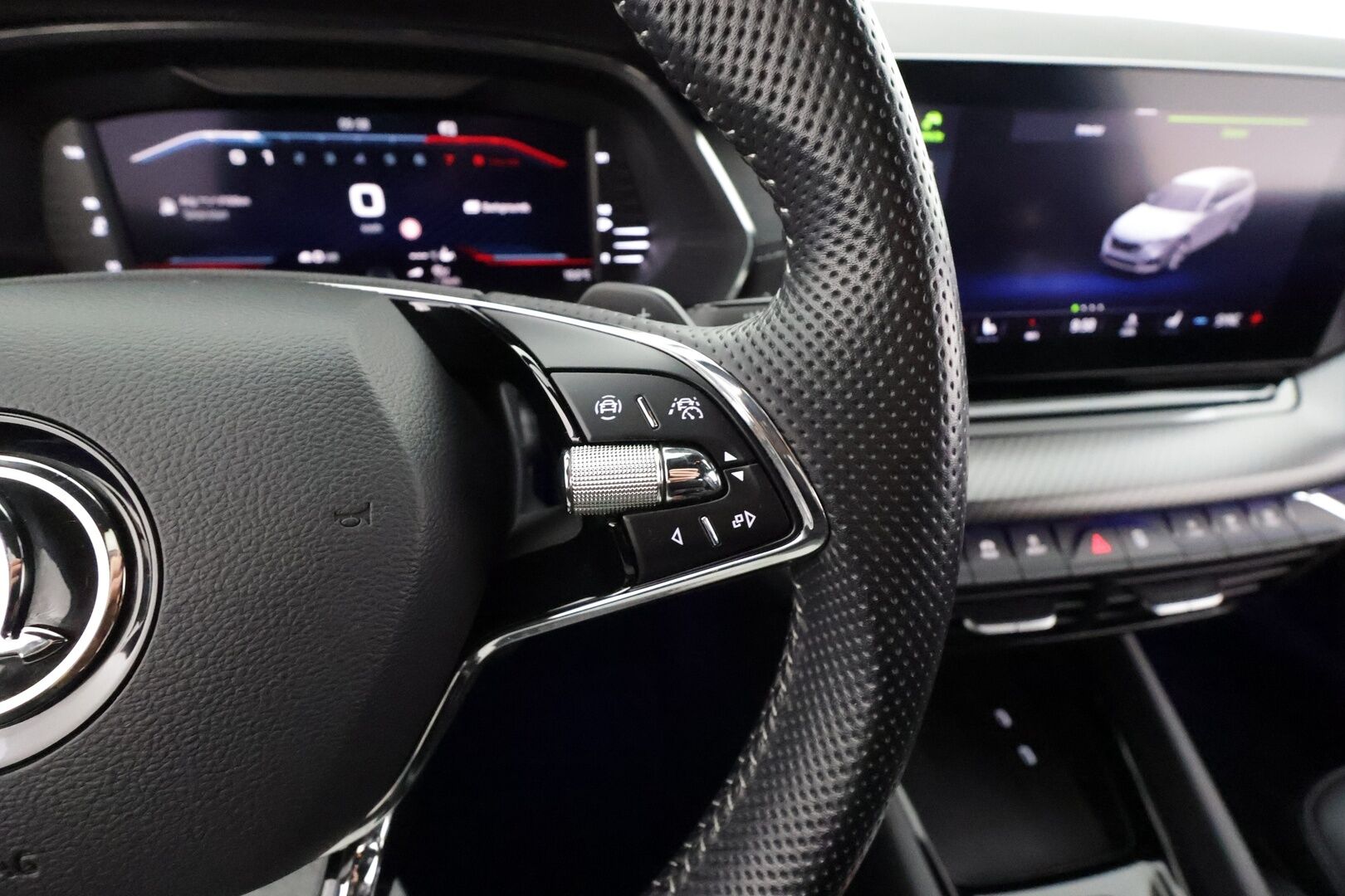 SKODA OCTAVIA 2022 RS Combi 2,0 TSI DSG * ACC / HUD / Webasto / Koukku / Matrix LED / Muistipenkit hieronnalla / P.kamera / Keyless * - Kahdet renkaat aluvanteilla