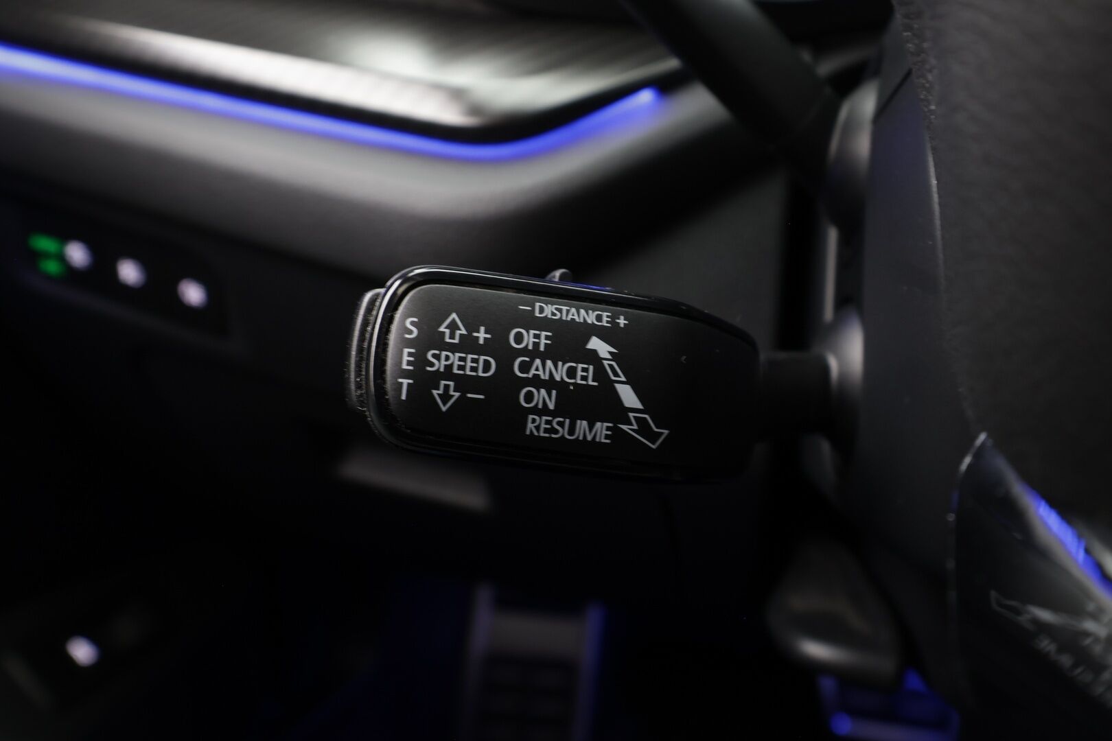 SKODA OCTAVIA 2022 RS Combi 2,0 TSI DSG * ACC / HUD / Webasto / Koukku / Matrix LED / Muistipenkit hieronnalla / P.kamera / Keyless * - Kahdet renkaat aluvanteilla