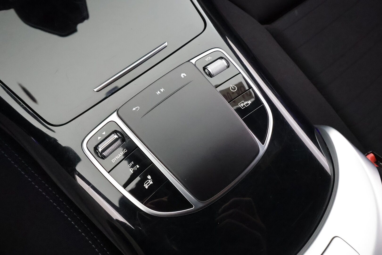 MERCEDES-BENZ EQC 2022 400 4Matic * Distronic+ / Koukku / Multibeam / Midline / Sporttipenkit / Akustiset lasit / Keyless / Navi * - Akku kuntotarkastettu SoH 96,2% / Kahdet renkaat aluvanteilla / Merkkihuollettu