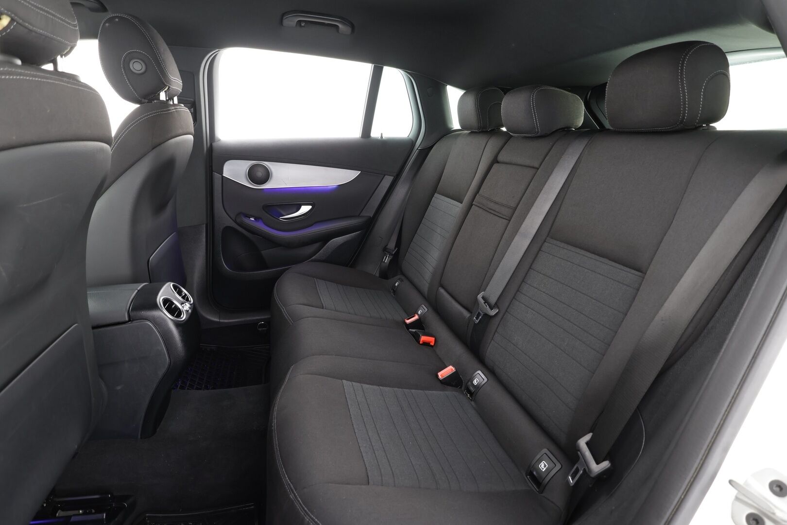 MERCEDES-BENZ EQC 2022 400 4Matic * Distronic+ / Koukku / Multibeam / Midline / Sporttipenkit / Akustiset lasit / Keyless / Navi * - Akku kuntotarkastettu SoH 96,2% / Kahdet renkaat aluvanteilla / Merkkihuollettu