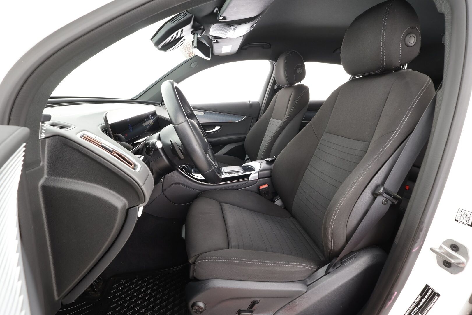 MERCEDES-BENZ EQC 2022 400 4Matic * Distronic+ / Koukku / Multibeam / Midline / Sporttipenkit / Akustiset lasit / Keyless / Navi * - Akku kuntotarkastettu SoH 96,2% / Kahdet renkaat aluvanteilla / Merkkihuollettu