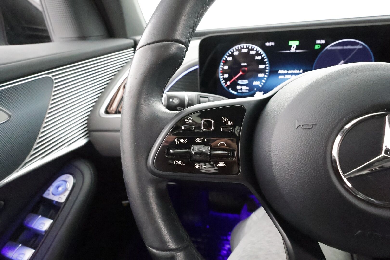 MERCEDES-BENZ EQC 2022 400 4Matic * Distronic+ / Koukku / Multibeam / Midline / Sporttipenkit / Akustiset lasit / Keyless / Navi * - Akku kuntotarkastettu SoH 96,2% / Kahdet renkaat aluvanteilla / Merkkihuollettu