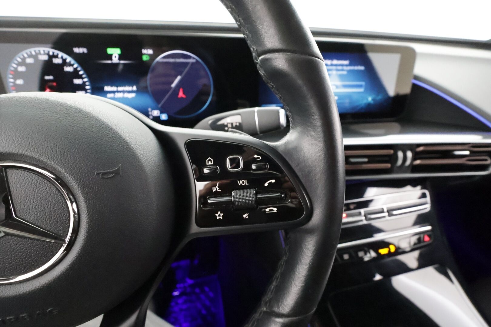 MERCEDES-BENZ EQC 2022 400 4Matic * Distronic+ / Koukku / Multibeam / Midline / Sporttipenkit / Akustiset lasit / Keyless / Navi * - Akku kuntotarkastettu SoH 96,2% / Kahdet renkaat aluvanteilla / Merkkihuollettu