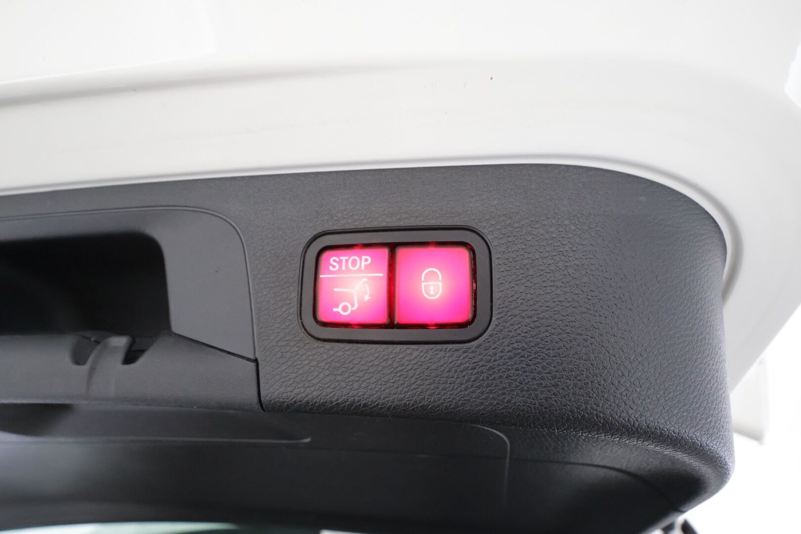 MERCEDES-BENZ EQC 2022 400 4Matic * Distronic+ / Koukku / Multibeam / Midline / Sporttipenkit / Akustiset lasit / Keyless / Navi * - Akku kuntotarkastettu SoH 96,2% / Kahdet renkaat aluvanteilla / Merkkihuollettu