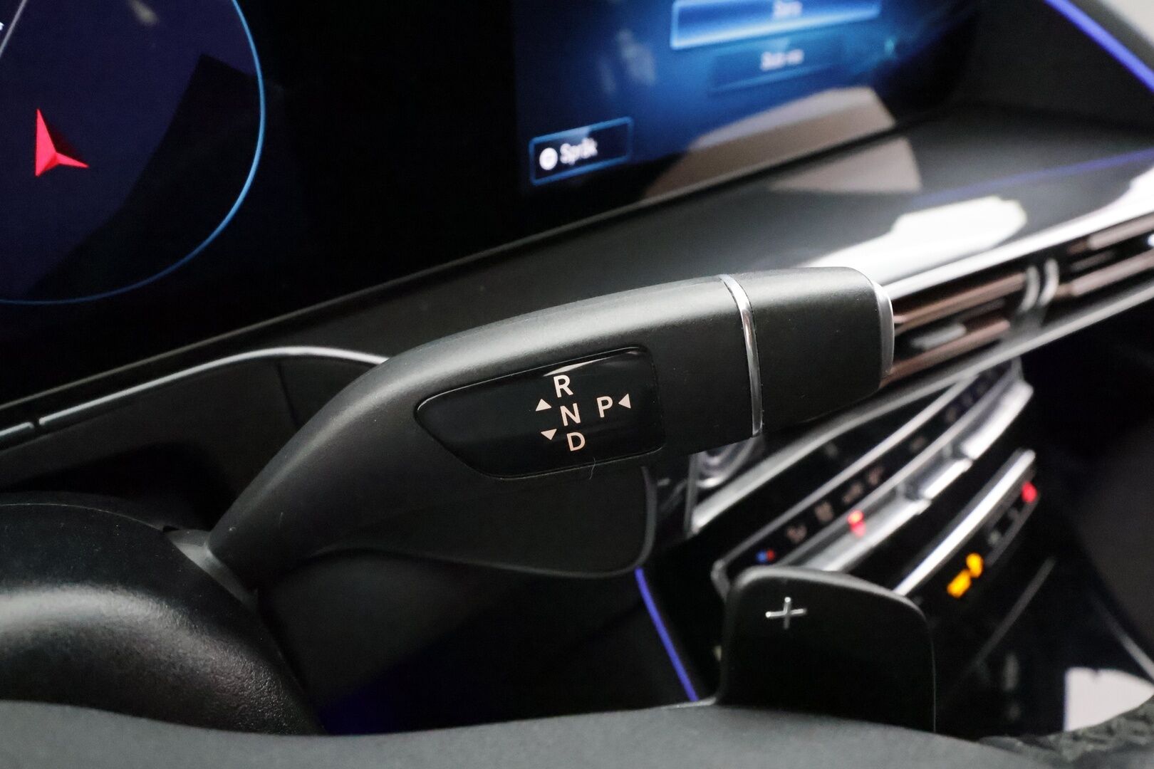 MERCEDES-BENZ EQC 2022 400 4Matic * Distronic+ / Koukku / Multibeam / Midline / Sporttipenkit / Akustiset lasit / Keyless / Navi * - Akku kuntotarkastettu SoH 96,2% / Kahdet renkaat aluvanteilla / Merkkihuollettu