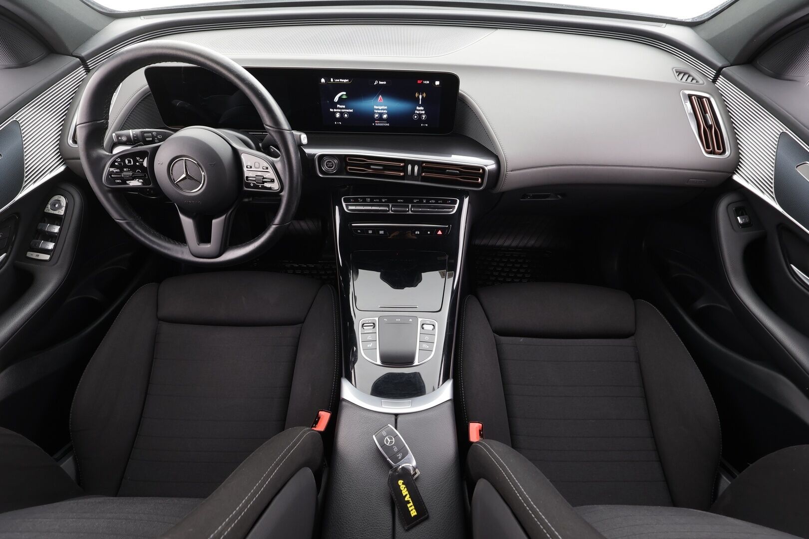 MERCEDES-BENZ EQC 2022 400 4Matic * Distronic+ / Koukku / Multibeam / Midline / Sporttipenkit / Akustiset lasit / Keyless / Navi * - Akku kuntotarkastettu SoH 96,2% / Kahdet renkaat aluvanteilla / Merkkihuollettu