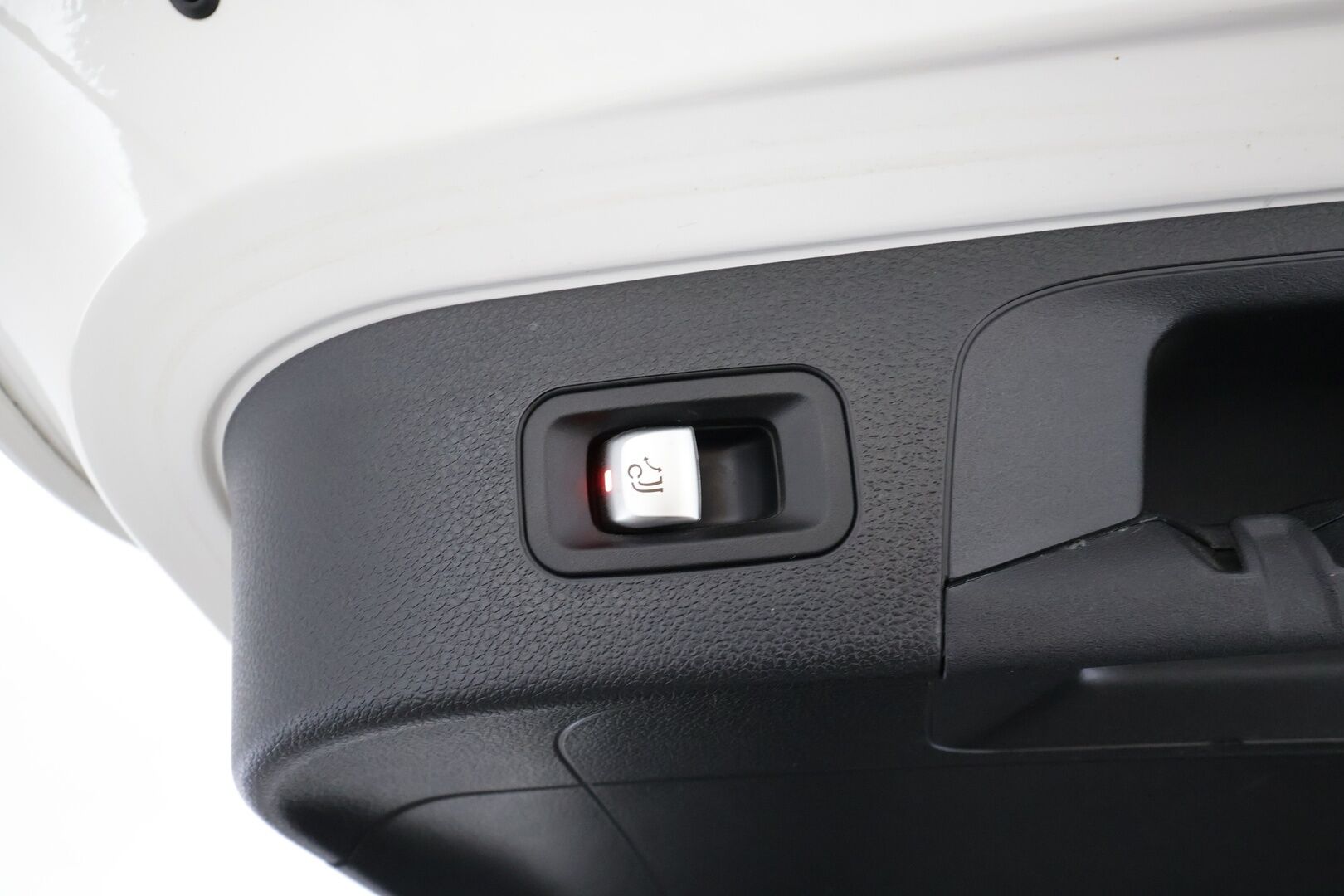 MERCEDES-BENZ EQC 2022 400 4Matic * Distronic+ / Koukku / Multibeam / Midline / Sporttipenkit / Akustiset lasit / Keyless / Navi * - Akku kuntotarkastettu SoH 96,2% / Kahdet renkaat aluvanteilla / Merkkihuollettu