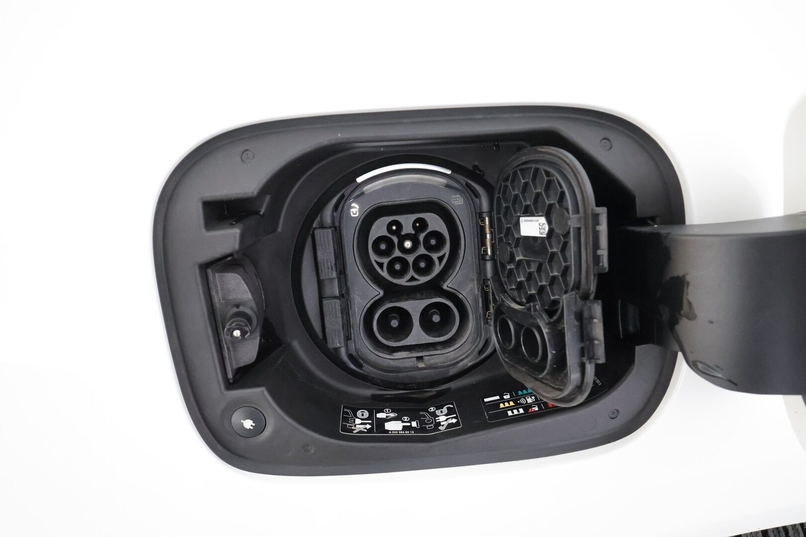 MERCEDES-BENZ EQC 2022 400 4Matic * Distronic+ / Koukku / Multibeam / Midline / Sporttipenkit / Akustiset lasit / Keyless / Navi * - Akku kuntotarkastettu SoH 96,2% / Kahdet renkaat aluvanteilla / Merkkihuollettu