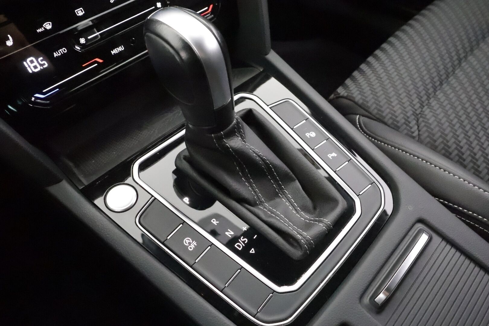 VOLKSWAGEN PASSAT 2023 Variant 2.0 TDI R-Line DSG * ACC / Webasto / Koukku / IQ-Light / Hierova ergocomfort istuin / P.kamera * - Merkkihuollettu / Kahdet Renkaat - HULLUT AVAJAISHULINAT KORKOTARJOUS 3,29 %