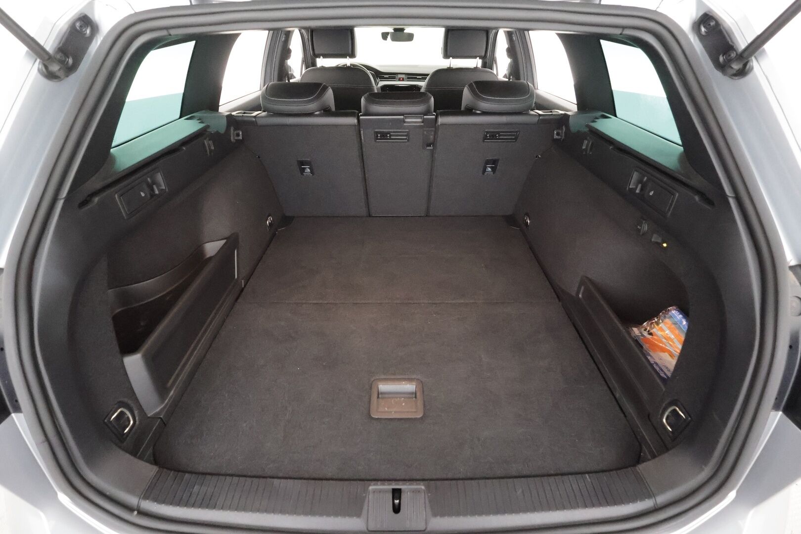 VOLKSWAGEN PASSAT 2023 Variant 2.0 TDI R-Line DSG * ACC / Webasto / Koukku / IQ-Light / Hierova ergocomfort istuin / P.kamera * - Merkkihuollettu / Kahdet Renkaat - HULLUT AVAJAISHULINAT KORKOTARJOUS 3,29 %