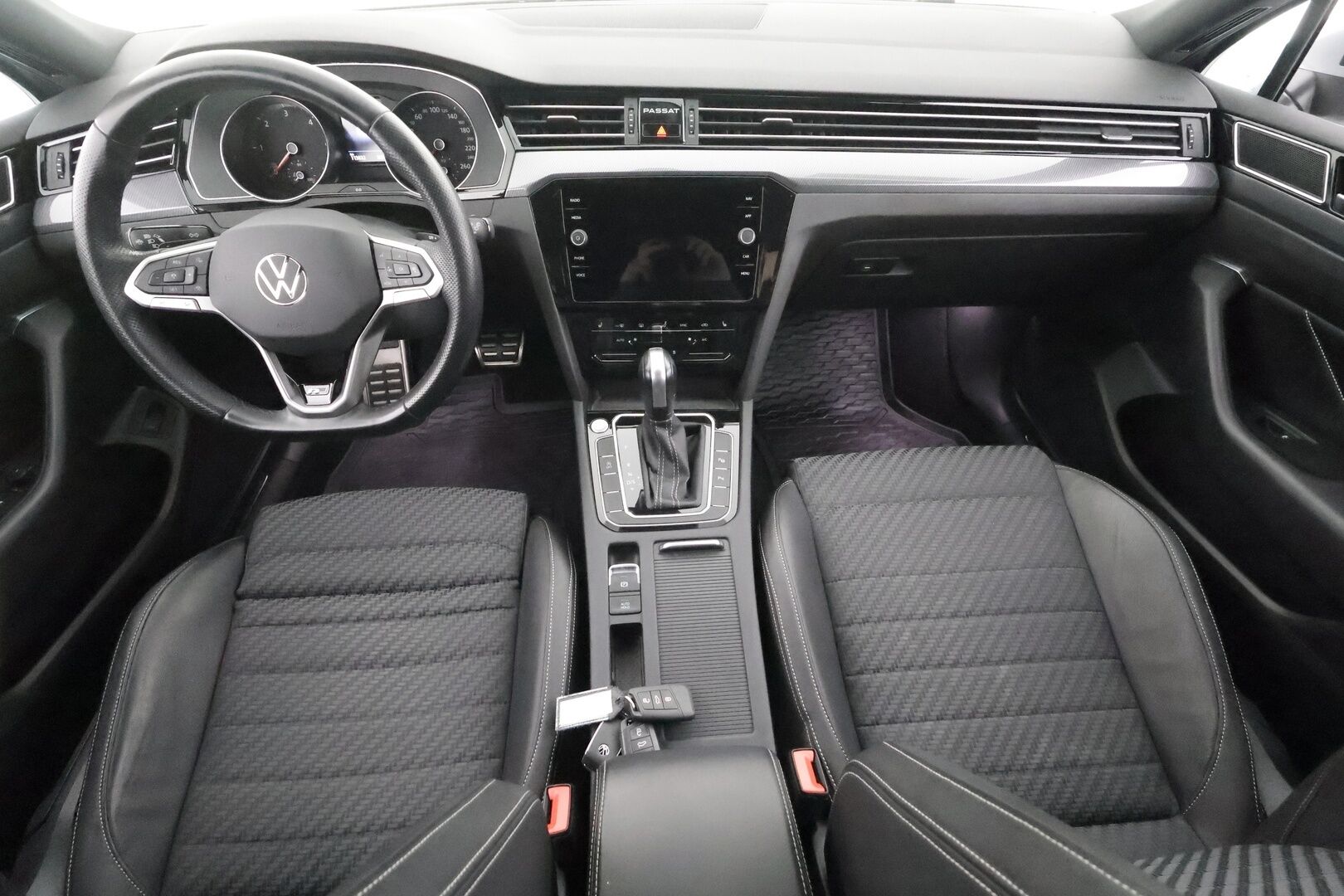 VOLKSWAGEN PASSAT 2023 Variant 2.0 TDI R-Line DSG * ACC / Webasto / Koukku / IQ-Light / Hierova ergocomfort istuin / P.kamera * - Merkkihuollettu / Kahdet Renkaat - HULLUT AVAJAISHULINAT KORKOTARJOUS 3,29 %