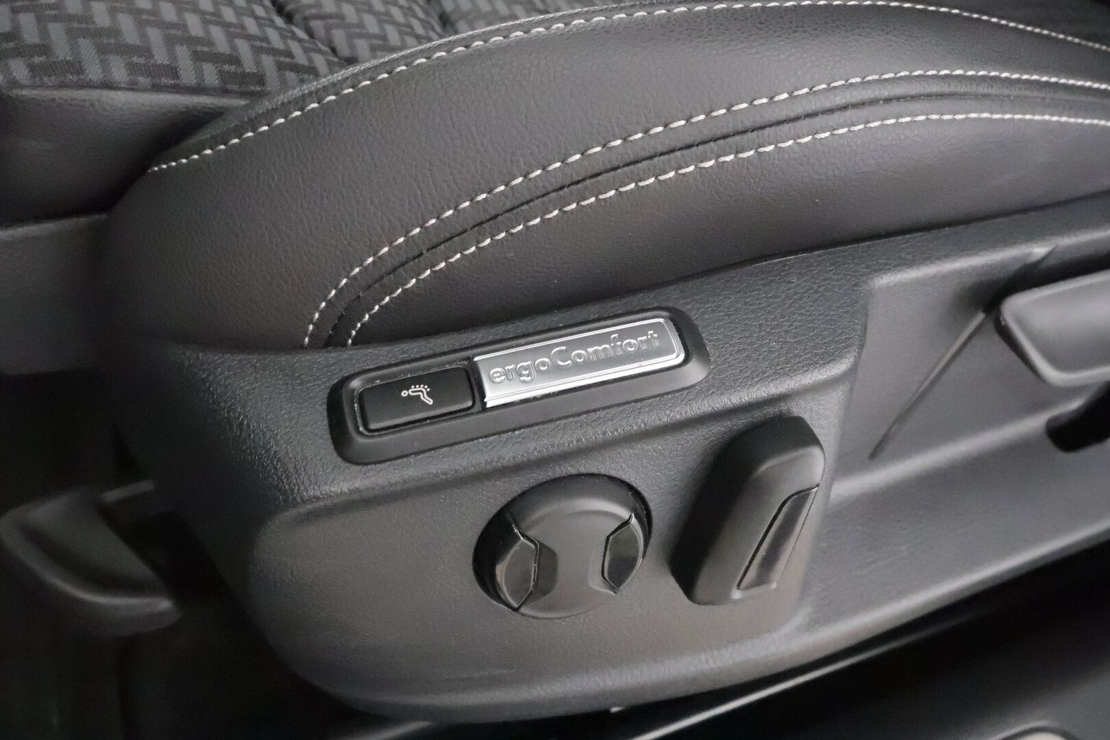 VOLKSWAGEN PASSAT 2023 Variant 2.0 TDI R-Line DSG * ACC / Webasto / Koukku / IQ-Light / Hierova ergocomfort istuin / P.kamera * - Merkkihuollettu / Kahdet Renkaat - HULLUT AVAJAISHULINAT KORKOTARJOUS 3,29 %