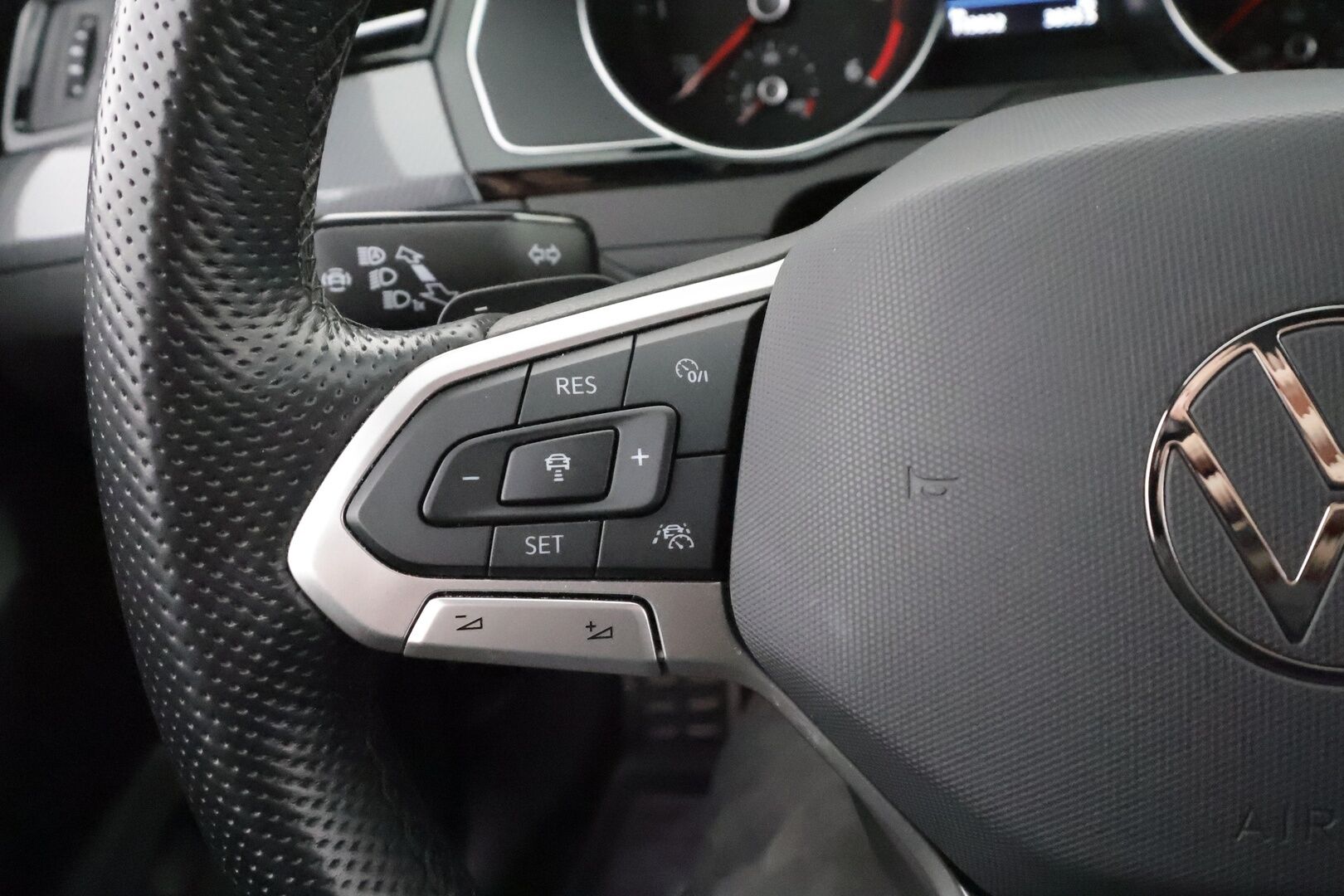 VOLKSWAGEN PASSAT 2023 Variant 2.0 TDI R-Line DSG * ACC / Webasto / Koukku / IQ-Light / Hierova ergocomfort istuin / P.kamera * - Merkkihuollettu / Kahdet Renkaat - HULLUT AVAJAISHULINAT KORKOTARJOUS 3,29 %