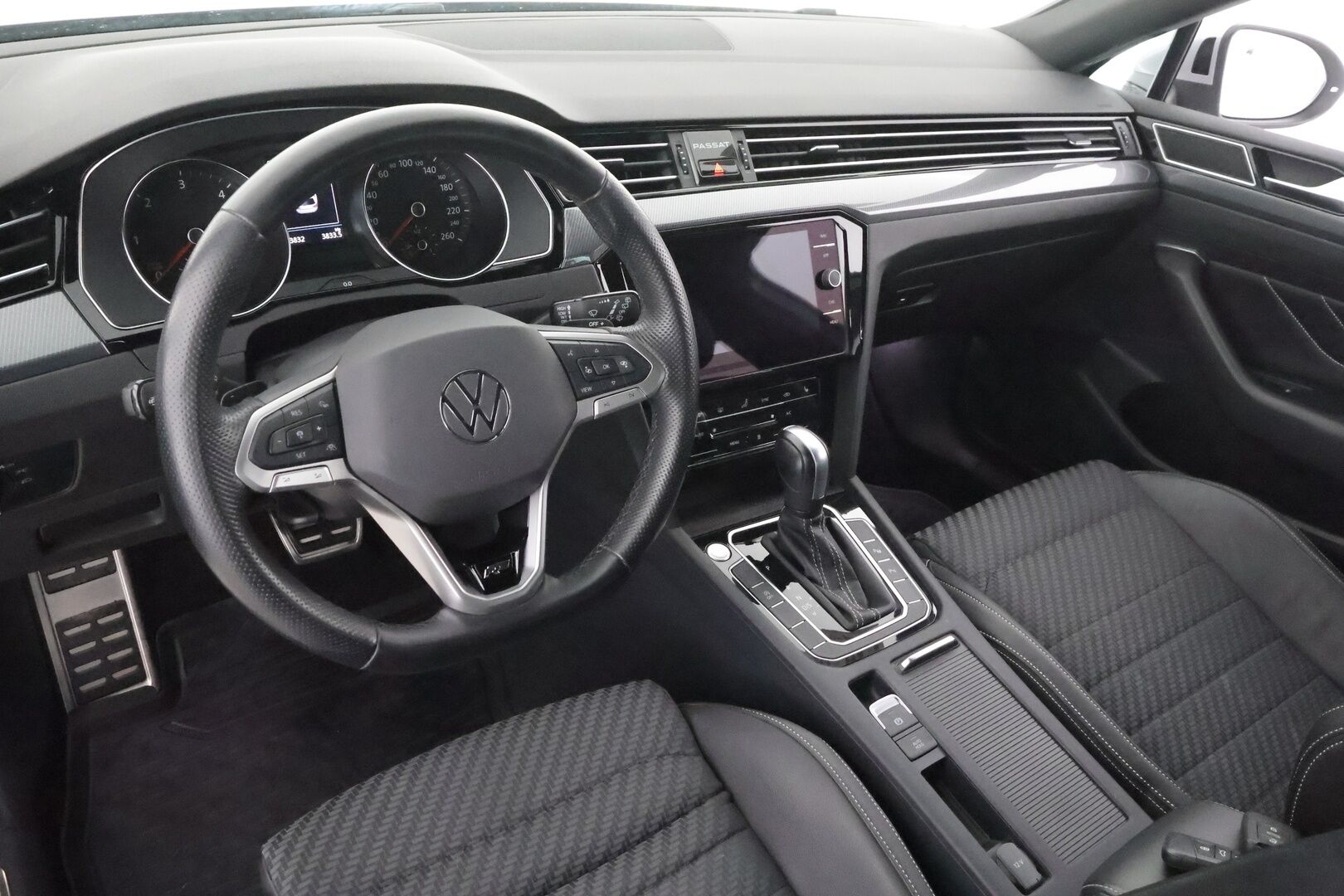 VOLKSWAGEN PASSAT 2023 Variant 2.0 TDI R-Line DSG * ACC / Webasto / Koukku / IQ-Light / Hierova ergocomfort istuin / P.kamera * - Merkkihuollettu / Kahdet Renkaat - HULLUT AVAJAISHULINAT KORKOTARJOUS 3,29 %