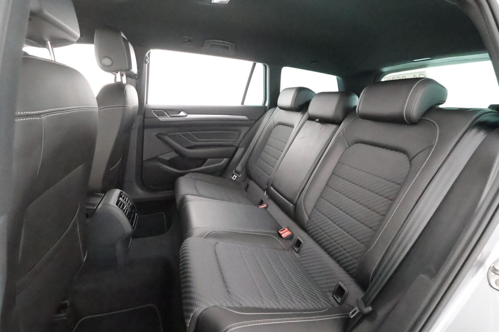 VOLKSWAGEN PASSAT 2023 Variant 2.0 TDI R-Line DSG * ACC / Webasto / Koukku / IQ-Light / Hierova ergocomfort istuin / P.kamera * - Merkkihuollettu / Kahdet Renkaat - HULLUT AVAJAISHULINAT KORKOTARJOUS 3,29 %