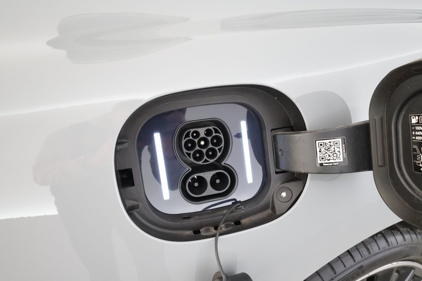 MERCEDES-BENZ EQE 2023 350 AMG-styling * Distronic+ / HUD / Burmester / Panorama / Digital Light / 360° / Muistipenkit / Akuston esilämmitys / Airmatic DC * - Kahdet renkaat aluvanteilla / Merkkihuollettu / Supervarusteet - HULLUT AVAJAISHULINAT KORKOTARJOUS 3,29 %