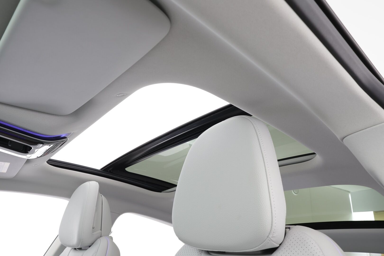 MERCEDES-BENZ EQE 2023 350 AMG-styling * Distronic+ / HUD / Burmester / Panorama / Digital Light / 360° / Muistipenkit / Akuston esilämmitys / Airmatic DC * - Kahdet renkaat aluvanteilla / Merkkihuollettu / Supervarusteet - HULLUT AVAJAISHULINAT KORKOTARJOUS 3,29 %