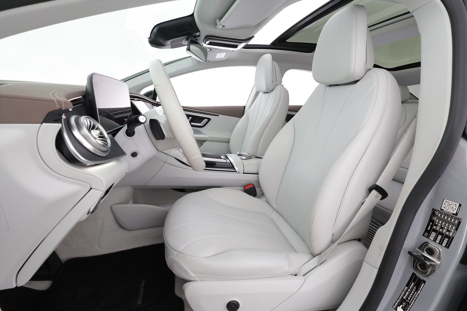 MERCEDES-BENZ EQE 2023 350 AMG-styling * Distronic+ / HUD / Burmester / Panorama / Digital Light / 360° / Muistipenkit / Akuston esilämmitys / Airmatic DC * - Kahdet renkaat aluvanteilla / Merkkihuollettu / Supervarusteet - HULLUT AVAJAISHULINAT KORKOTARJOUS 3,29 %