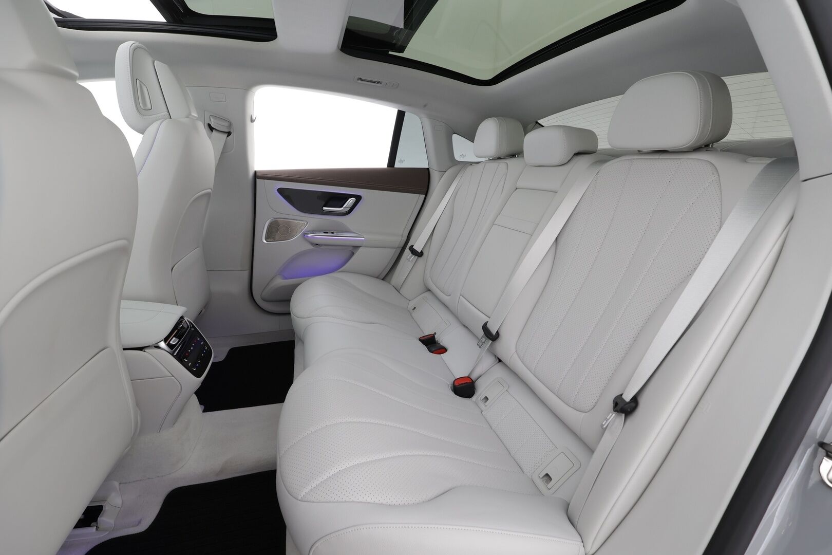 MERCEDES-BENZ EQE 2023 350 AMG-styling * Distronic+ / HUD / Burmester / Panorama / Digital Light / 360° / Muistipenkit / Akuston esilämmitys / Airmatic DC * - Kahdet renkaat aluvanteilla / Merkkihuollettu / Supervarusteet - HULLUT AVAJAISHULINAT KORKOTARJOUS 3,29 %