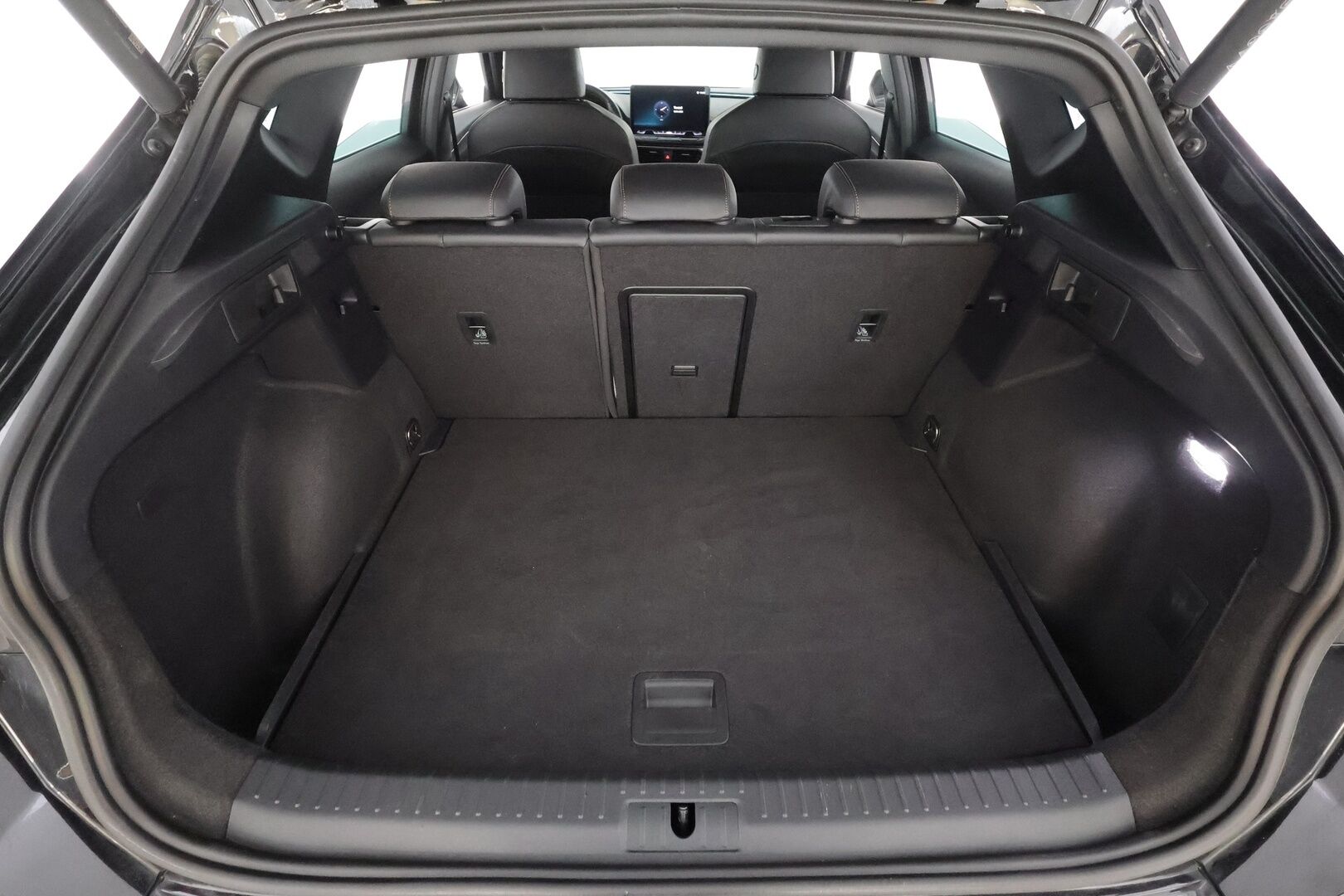 CUPRA FORMENTOR 2025 1.5 eTSI 110 kW MHEV DSG * ACC / LED / P.kamera / Keyless / Apple&Android ** - Kahdet Renkaat / Merkkihuollettu - HULLUT AVAJAISHULINAT KORKOTARJOUS 3,29 %