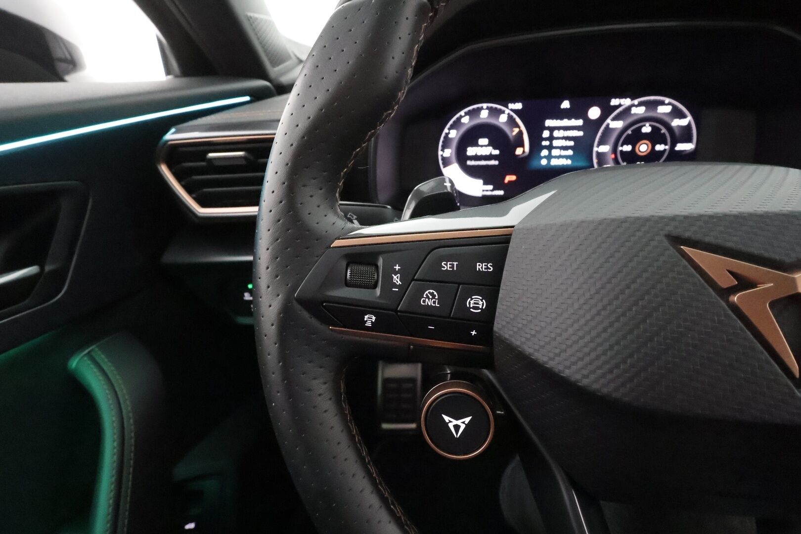 CUPRA FORMENTOR 2025 1.5 eTSI 110 kW MHEV DSG * ACC / LED / P.kamera / Keyless / Apple&Android ** - Kahdet Renkaat / Merkkihuollettu - HULLUT AVAJAISHULINAT KORKOTARJOUS 3,29 %