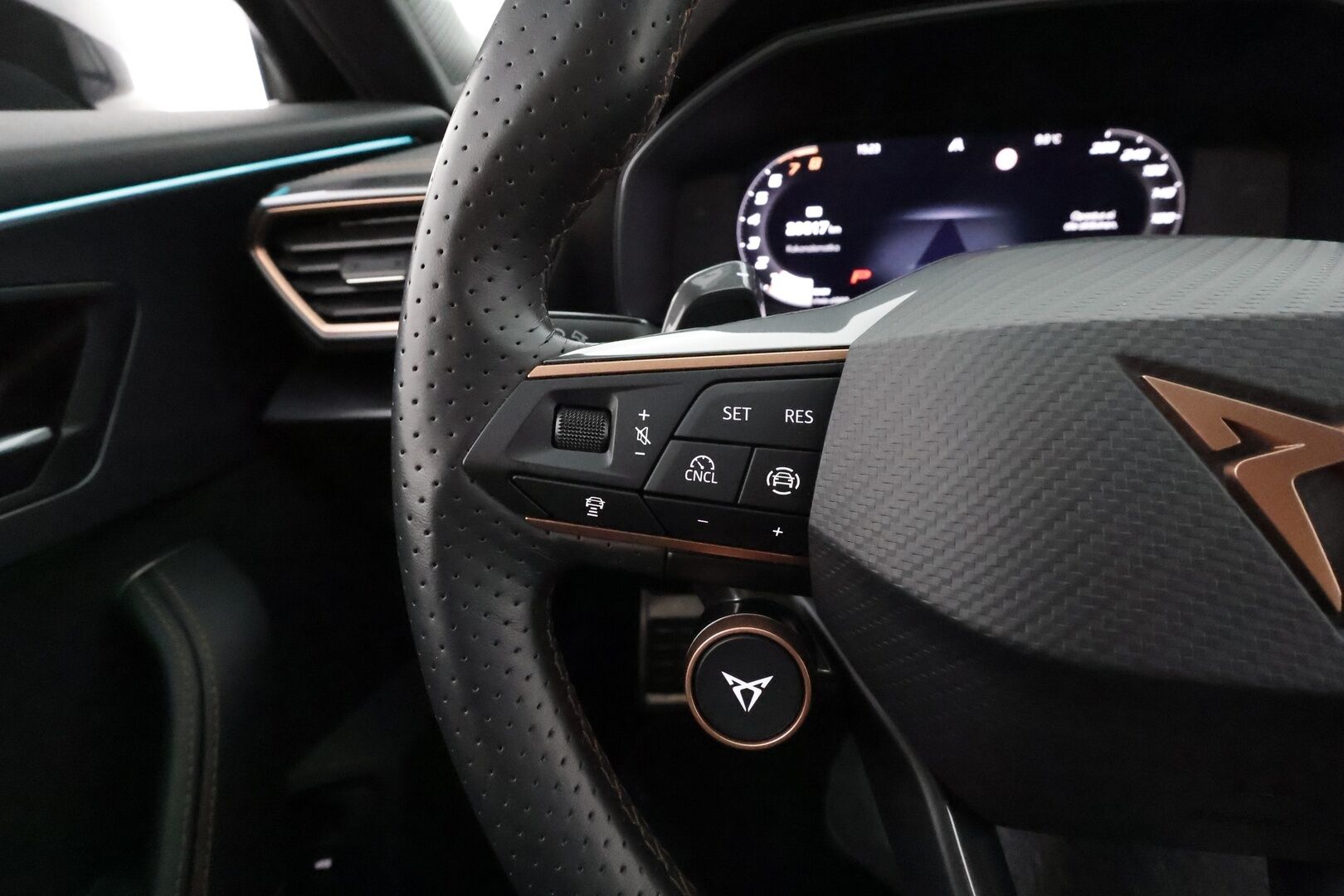 CUPRA FORMENTOR 2025 1.5 eTSI 110 kW MHEV DSG * ACC / LED / Puolinahat / P.kamera / Keyless / Apple&Android * - Kahdet Renkaat / Merkkhuollot - HULLUT AVAJAISHULINAT KORKOTARJOUS 3,29 %