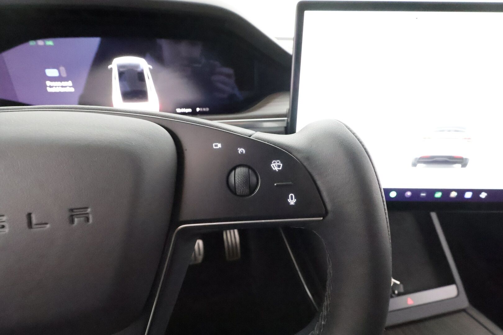 TESLA Model X 2023 Long Range AWD 7-P * Koukku / ILP / Premium Audio / Ilmastoidut nahat / Ilma-alusta / Facelift / Viihdenäyttö / P.kamera * - Kahdet renkaat aluvanteilla / ALV - HULLUT AVAJAISHULINAT KORKOTARJOUS 3,29 %