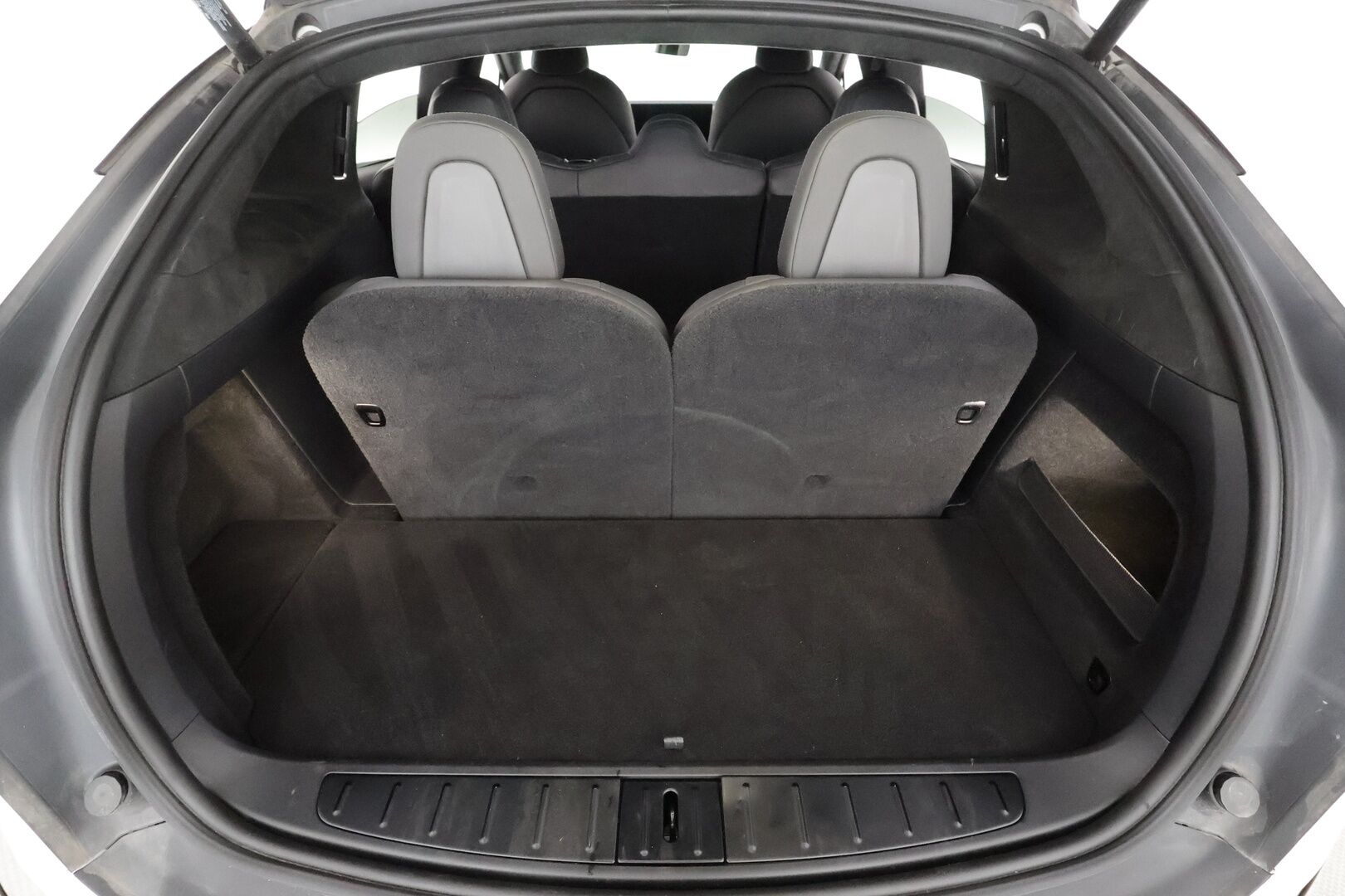 TESLA Model X 2023 Long Range AWD 7-P * Koukku / ILP / Premium Audio / Ilmastoidut nahat / Ilma-alusta / Facelift / Viihdenäyttö / P.kamera * - Kahdet renkaat aluvanteilla / ALV - HULLUT AVAJAISHULINAT KORKOTARJOUS 3,29 %