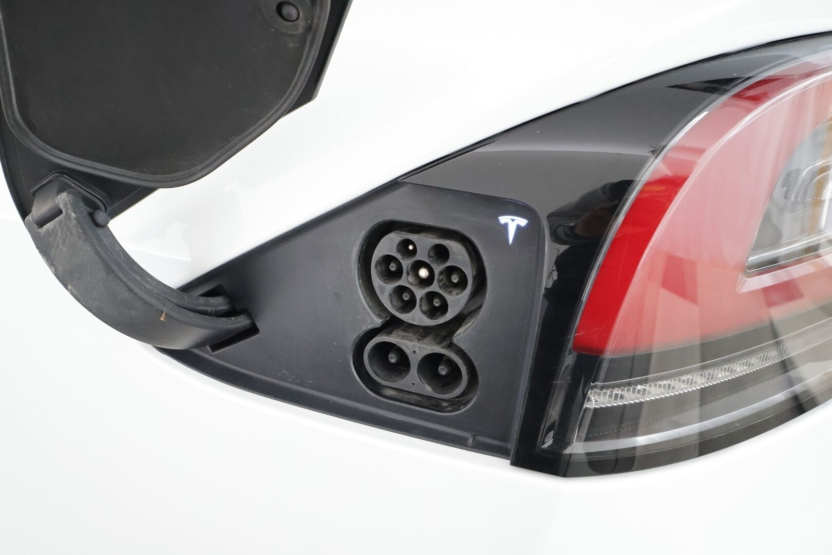 TESLA Model X 2023 Long Range AWD 7-P * Koukku / ILP / Premium Audio / Ilmastoidut nahat / Ilma-alusta / Facelift / Viihdenäyttö / P.kamera * - Kahdet renkaat aluvanteilla / ALV - HULLUT AVAJAISHULINAT KORKOTARJOUS 3,29 %