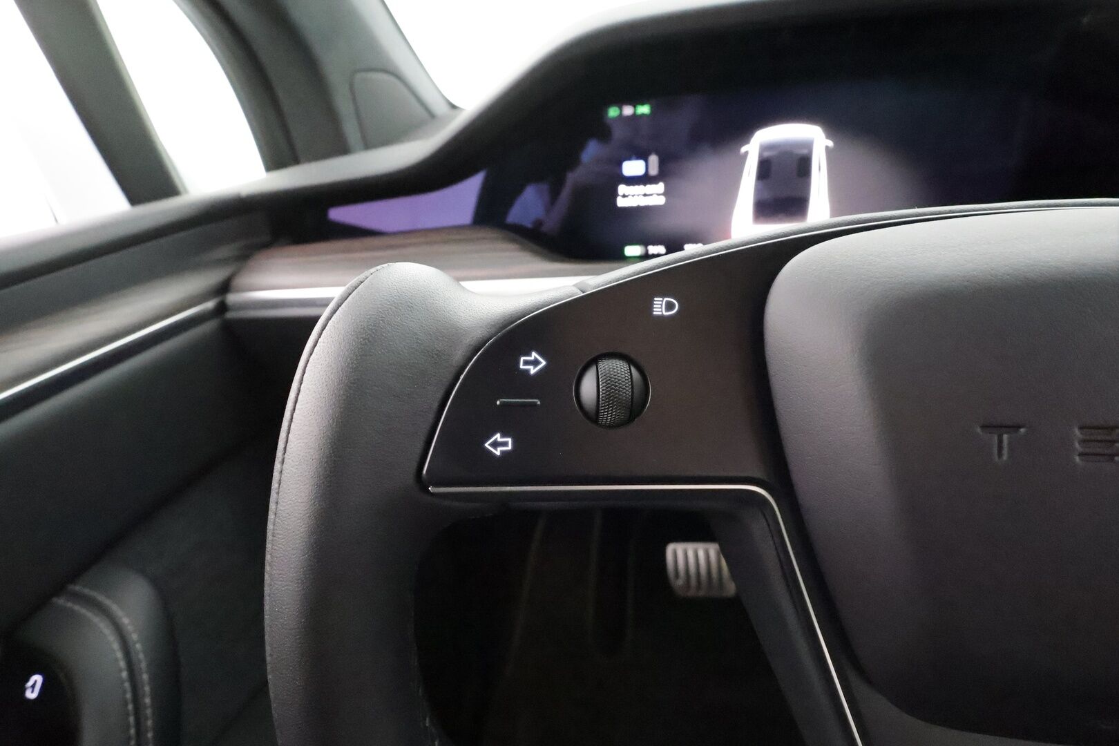 TESLA Model X 2023 Long Range AWD 7-P * Koukku / ILP / Premium Audio / Ilmastoidut nahat / Ilma-alusta / Facelift / Viihdenäyttö / P.kamera * - Kahdet renkaat aluvanteilla / ALV - HULLUT AVAJAISHULINAT KORKOTARJOUS 3,29 %