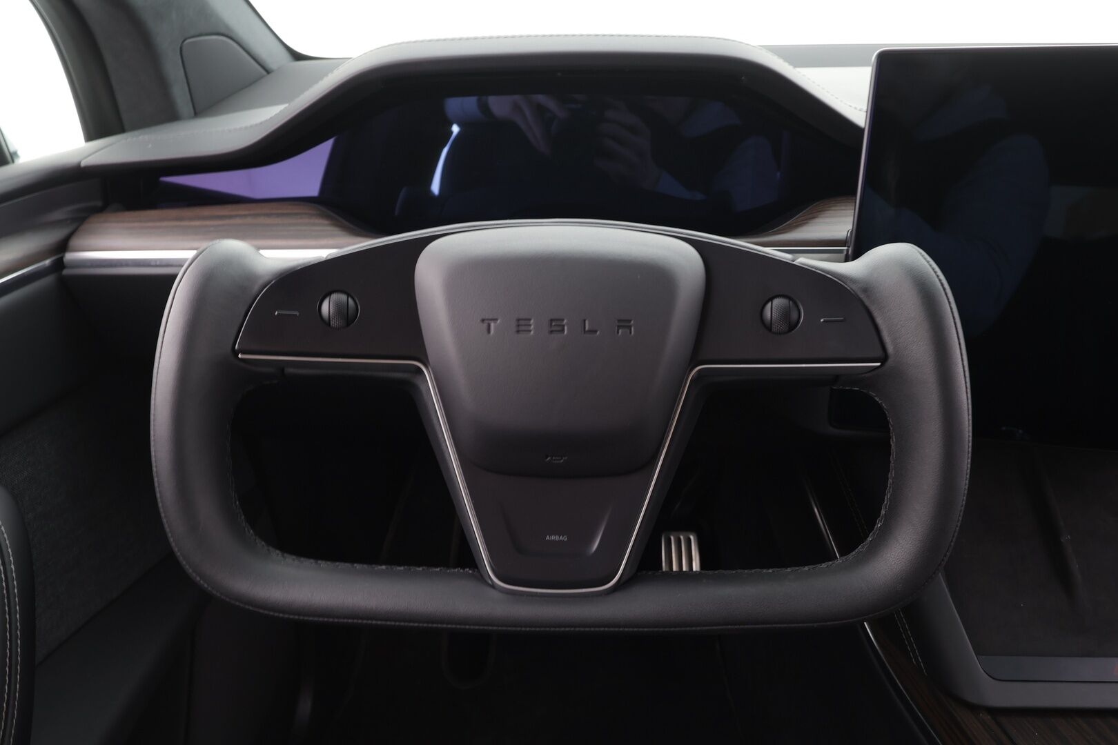 TESLA Model X 2023 Long Range AWD 7-P * Koukku / ILP / Premium Audio / Ilmastoidut nahat / Ilma-alusta / Facelift / Viihdenäyttö / P.kamera * - Kahdet renkaat aluvanteilla / ALV - HULLUT AVAJAISHULINAT KORKOTARJOUS 3,29 %