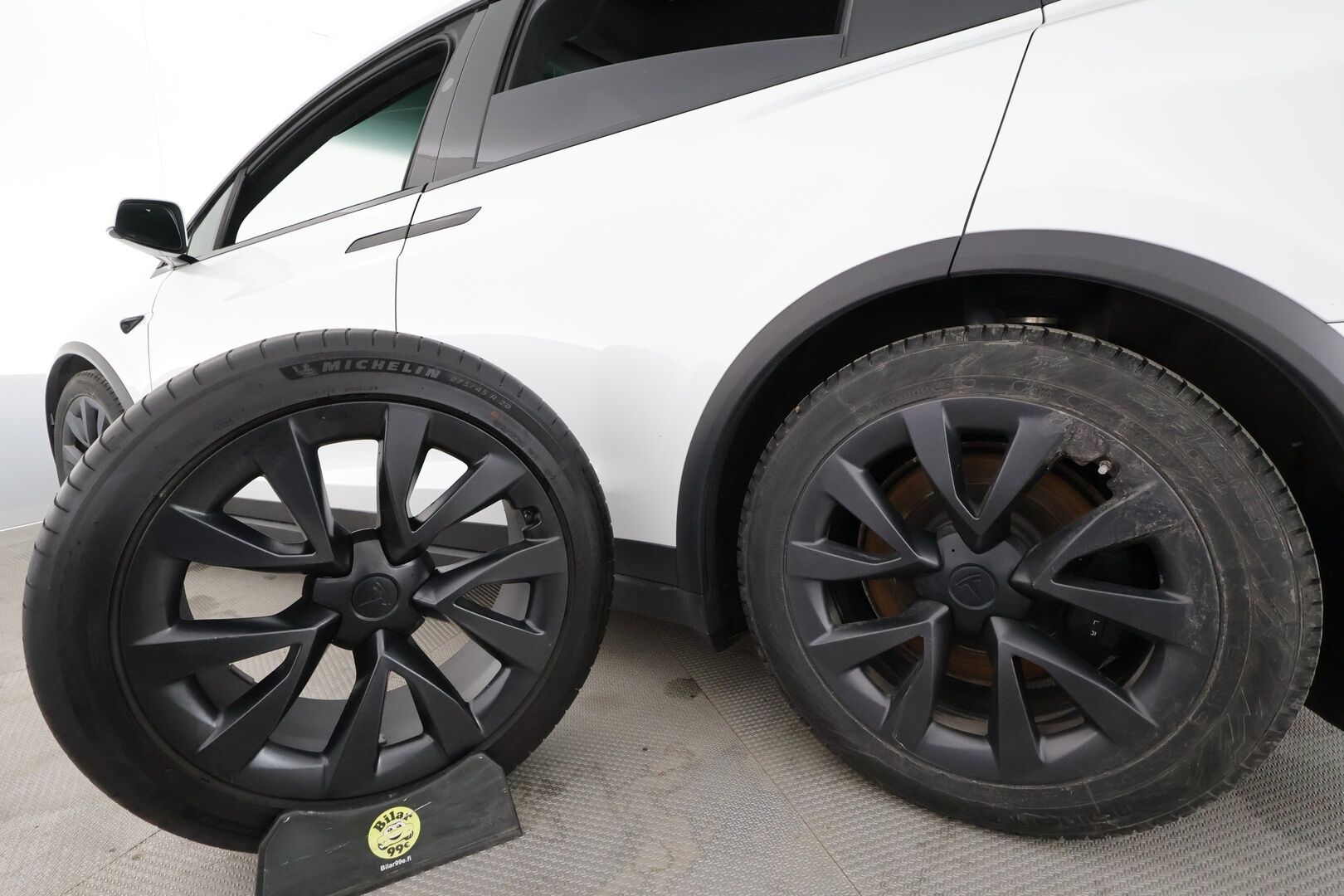 TESLA Model X 2023 Long Range AWD 7-P * Koukku / ILP / Premium Audio / Ilmastoidut nahat / Ilma-alusta / Facelift / Viihdenäyttö / P.kamera * - Kahdet renkaat aluvanteilla / ALV - HULLUT AVAJAISHULINAT KORKOTARJOUS 3,29 %