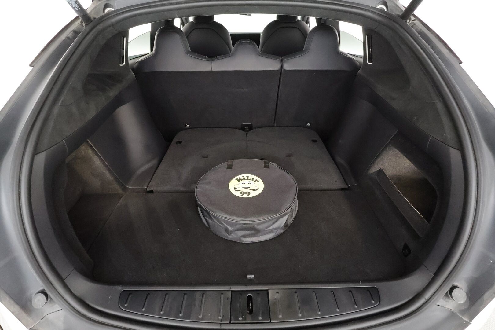 TESLA Model X 2023 Long Range AWD 7-P * Koukku / ILP / Premium Audio / Ilmastoidut nahat / Ilma-alusta / Facelift / Viihdenäyttö / P.kamera * - Kahdet renkaat aluvanteilla / ALV - HULLUT AVAJAISHULINAT KORKOTARJOUS 3,29 %