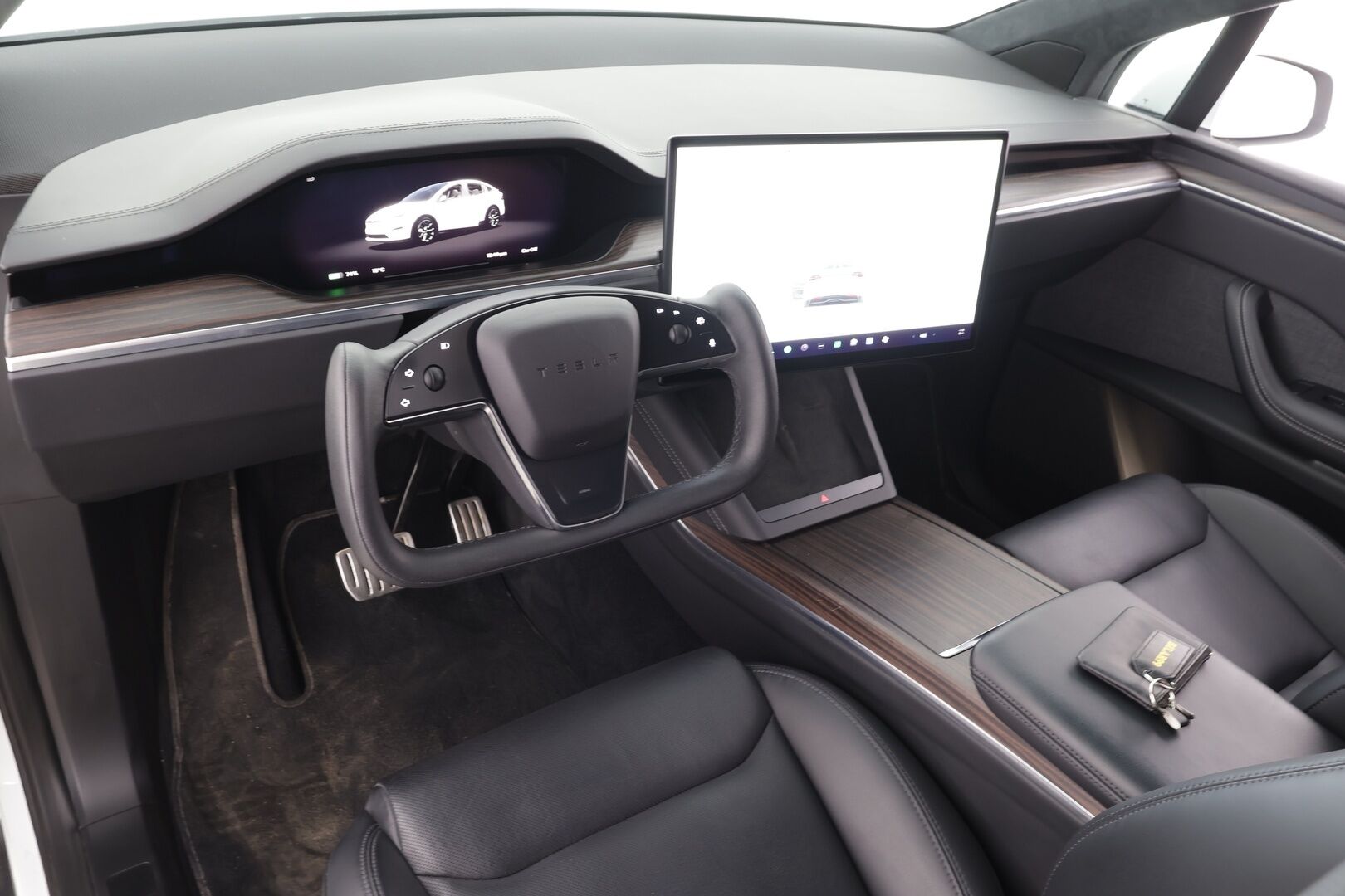 TESLA Model X 2023 Long Range AWD 7-P * Koukku / ILP / Premium Audio / Ilmastoidut nahat / Ilma-alusta / Facelift / Viihdenäyttö / P.kamera * - Kahdet renkaat aluvanteilla / ALV - HULLUT AVAJAISHULINAT KORKOTARJOUS 3,29 %