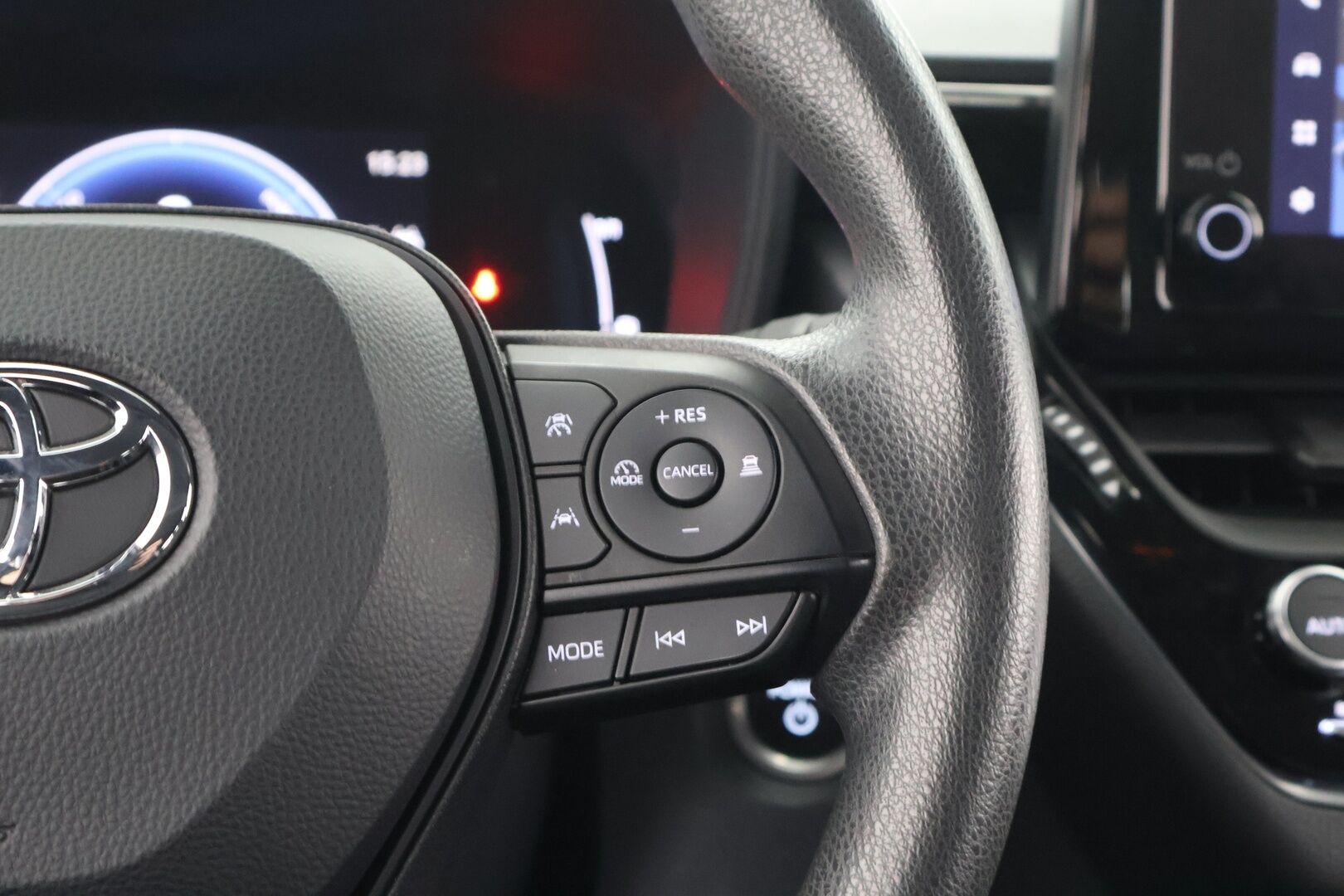 TOYOTA COROLLA 2023 Touring Sports 1,8 Hybrid Life - ACC | Kaistavahti | P.kamera | Navi | LED | Digimittaristo | Facelift | Kahdet renkaat aluvanteilla